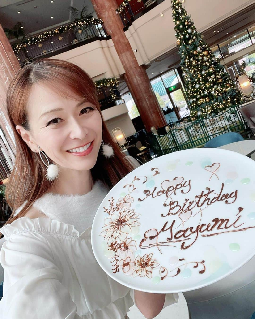 里井真由美さんのインスタグラム写真 - (里井真由美Instagram)「ウェスティンホテル東京　🤍  @westintokyo   「クリスマス アフタヌーンティー」 発表会にお招き頂きました。  おいしく試食させて頂いていたら、 貴美ちゃん　ひと美ちゃん　あやぽむちゃん　からの〜 サプライズで　お誕生日プレート♡ 嬉しゅうございます〜　うるうる🥹🤍🤍🤍  ありがとうございます。ほんと嬉しい🤍🤍🤍  お誕生日プレートはチョコレートで描いて下さってて、 淡いトーンの仕上がりがとっても素敵♡  鈴木シェフ　皆さま　ありがとうございます〜 @kazuo.3.0   誕生日プレートは、 事前ご予約でどなたでもご注文頂けるので、 お祝いのお席など、ぜひ🤍  アフタヌーンティーは12/2から土日祝限定で、 予約は始まってますので、お早めに♡  @westintokyo   ワタシのアフタヌーンティー詳細は 先週の投稿を見てねん♡  。。。  #PR お招き頂きました  。。。  今日も素敵な一日をお過ごしくださいね  。。。  #ウェスティンホテル東京 #westin#westintokyo  #お誕生日#japan#japanesegirl #里井真由美#フードジャーナリスト里井真由美 #恵比寿#恵比寿カフェ #恵比寿ホテル#ホテルアフタヌーンティー#ホテル好き#ホテル好きな人と繋がりたい #ホワイトコーデ#誕生日プレート #おめでとう#happybirthday」11月23日 15時15分 - mayumi.satoi