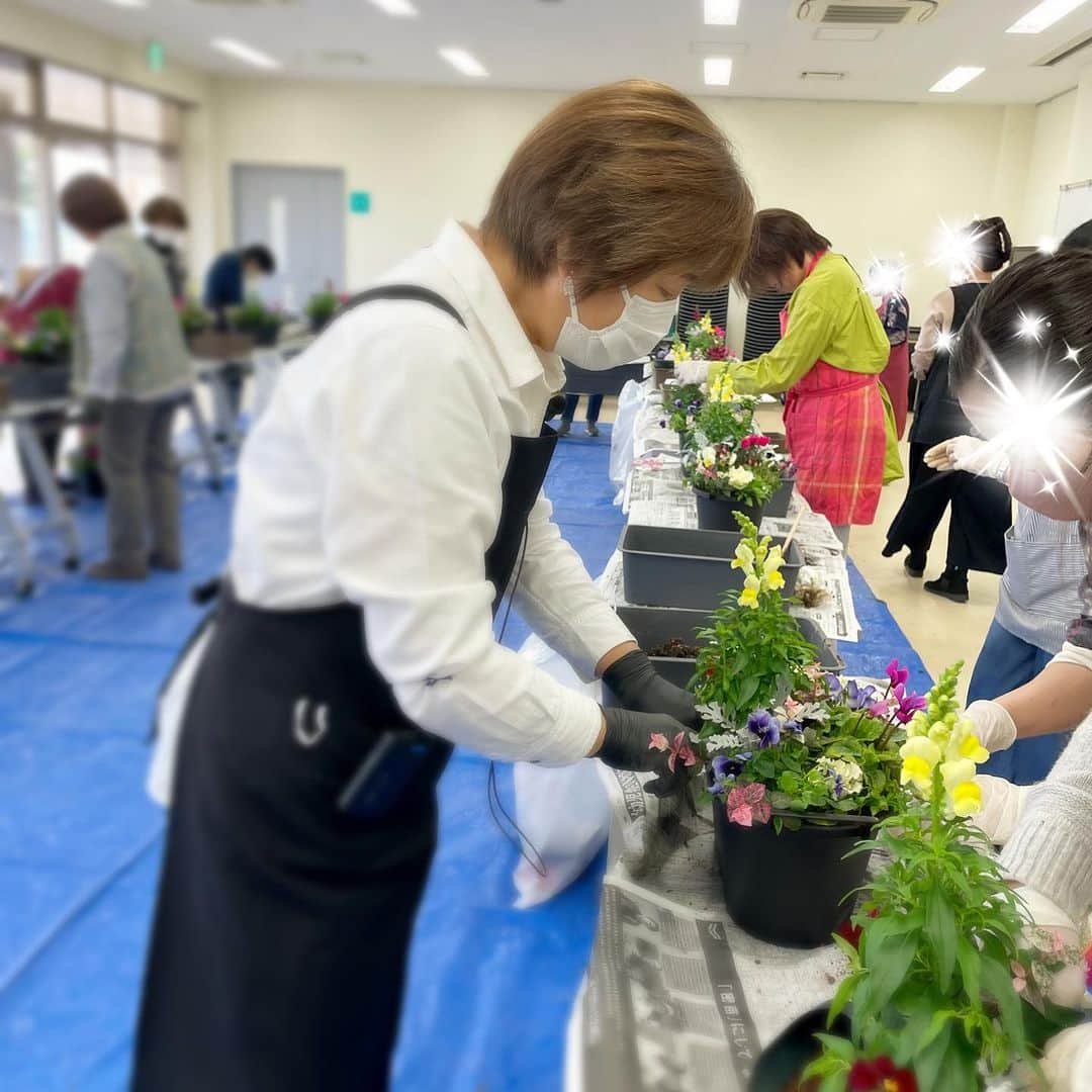 道の駅やちよさんのインスタグラム写真 - (道の駅やちよInstagram)「本日は、季節の花々を使った寄せ植え講座でした。 みなさん素敵な寄せ植えが出来上がり、 写真には写っていませんが、 土の下には、チューリップの球根も植えてあるので、 春になるとお花が入れ替わり、また楽しめるお得な寄せ植えになっています。 ご参加いただいた皆様ありがとうございました😊  そしてなんと👀 このお得な寄せ植えキット限定1セットだけ 「みんなのマルシェ」で只今販売しております。 土まで入っている寄せ植え一式セットなので、お得ですよ😊  #道の駅やちよ #やちよ農業交流センター  #八千代市 #寄せ植え講座」11月23日 15時18分 - michinoeki_yachiyo090720