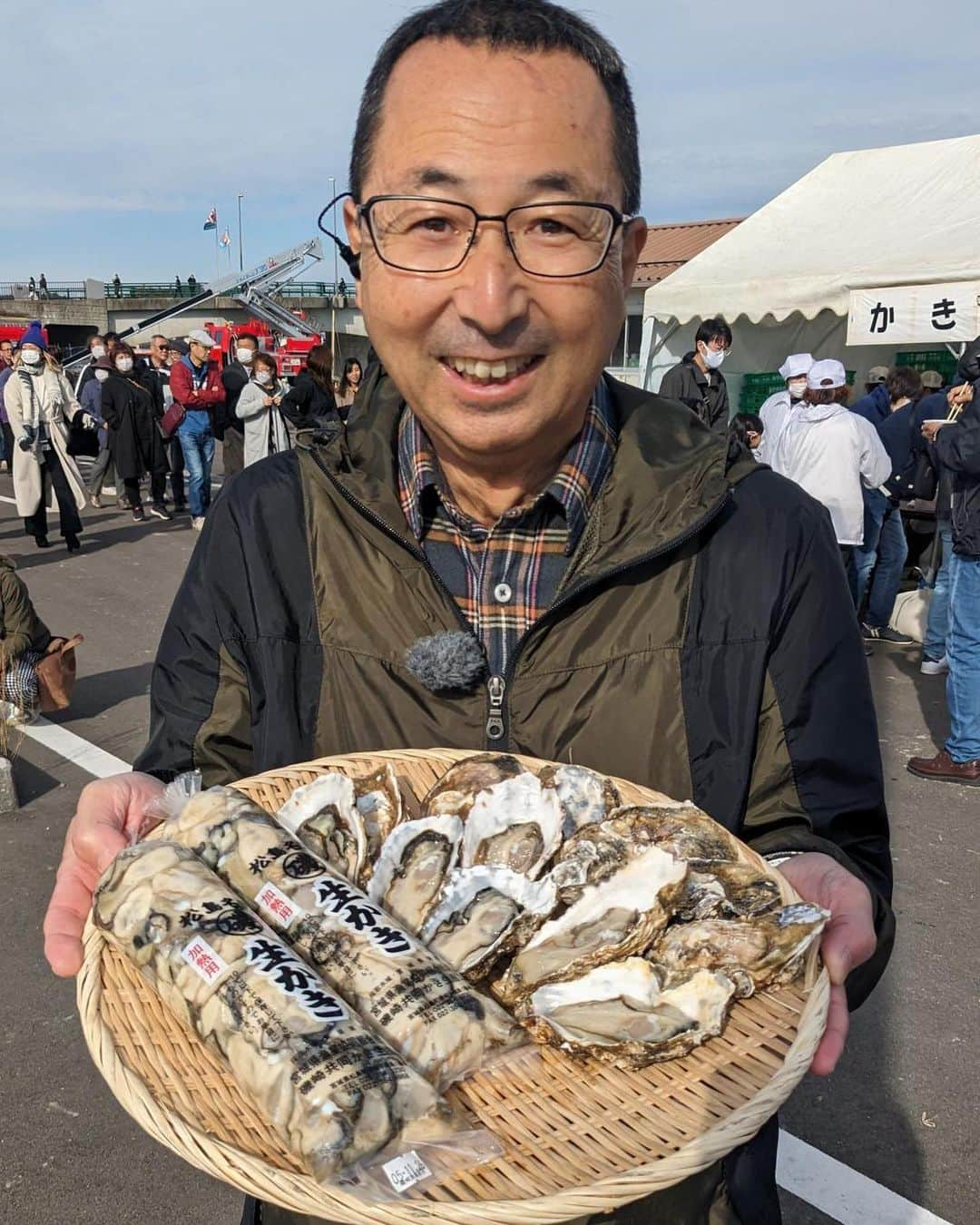 KHBアナウンス部のインスタグラム：「. . きょう１１月２３日は「カキの日」🦪 松島町の磯島で行われている「松島大漁かきまつり」の会場からお伝えしました🗣️   まつりの目玉は「カキ汁」「焼き牡蠣」のお振舞！ 去年は１０００食限定でしたが 大盛況だったということで今年は１５００食に増やしました！   ほかにも「カキカレー」や「カキそば」などの出店販売があり、会場は大賑わいでしたよ！   . . #突撃生中継 #アナウンサー #熊谷博之 #松島 #松島町 #牡蠣 #牡蠣祭り #牡蠣まつり #牡蠣の日 #ナマイキテレビ #ナマイキTV」