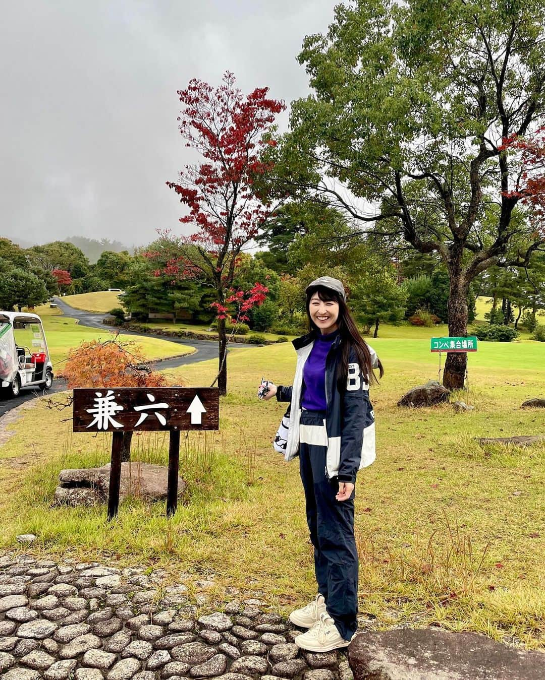 土屋香織さんのインスタグラム写真 - (土屋香織Instagram)「⛳️ 𝕂𝕒𝕟𝕒𝕫𝕒𝕨𝕒 𝔾𝕠𝕝𝕗 ℂ𝕝𝕦𝕓 念願の金沢で旅ゴルフ🏌️‍♀️❣️ あいにくの大雨の中だったけど、相変わらずのスコアだけど😛 すっごい楽しかった☺️旅先で色々周りたいなぁ🥺✨ お昼のカニコロッケが絶品だった🤤🦀 そして千葉では見かけたことがない ゴルフカートに鈴🛎️熊避けのためですよね🧸？ . 今回行きはマイル修行のため飛行機✈️ 帰りは新幹線🚄と移動が多かったので 初めてゴルフ宅急便使ってみました🐈‍⬛ 改めて宅配便の便利さを実感✨ . せっかくお誘いいただいたのに体調崩したりで全然ゴルフに行けずの今シーズン🥲いい季節が終わってしまう…🥺🍂 来年から平日もゴルフ行きやすくなるので皆様お誘いお待ちしております😌 . . . #金沢ゴルフクラブ #ゴルフ #ゴルフ女子 #ゴルフウェア #ゴルフコーデ #golf #golfswing #golfstagram #golfgirls #filagolf #pearlygates #フィラゴルフコーデ #石川ゴルフ #golffashion #パーリーゲイツ #ラウドマウス #loudmouth #ごるふ #ごるふ女子 #ごるふすいんぐ #ゴルフ初心者 #ゴルフ好きな人と繋がりたい #ゴルフ好き #旅ゴルフ #かおvoyage #金沢旅行」11月23日 15時21分 - kaorintsuchiya