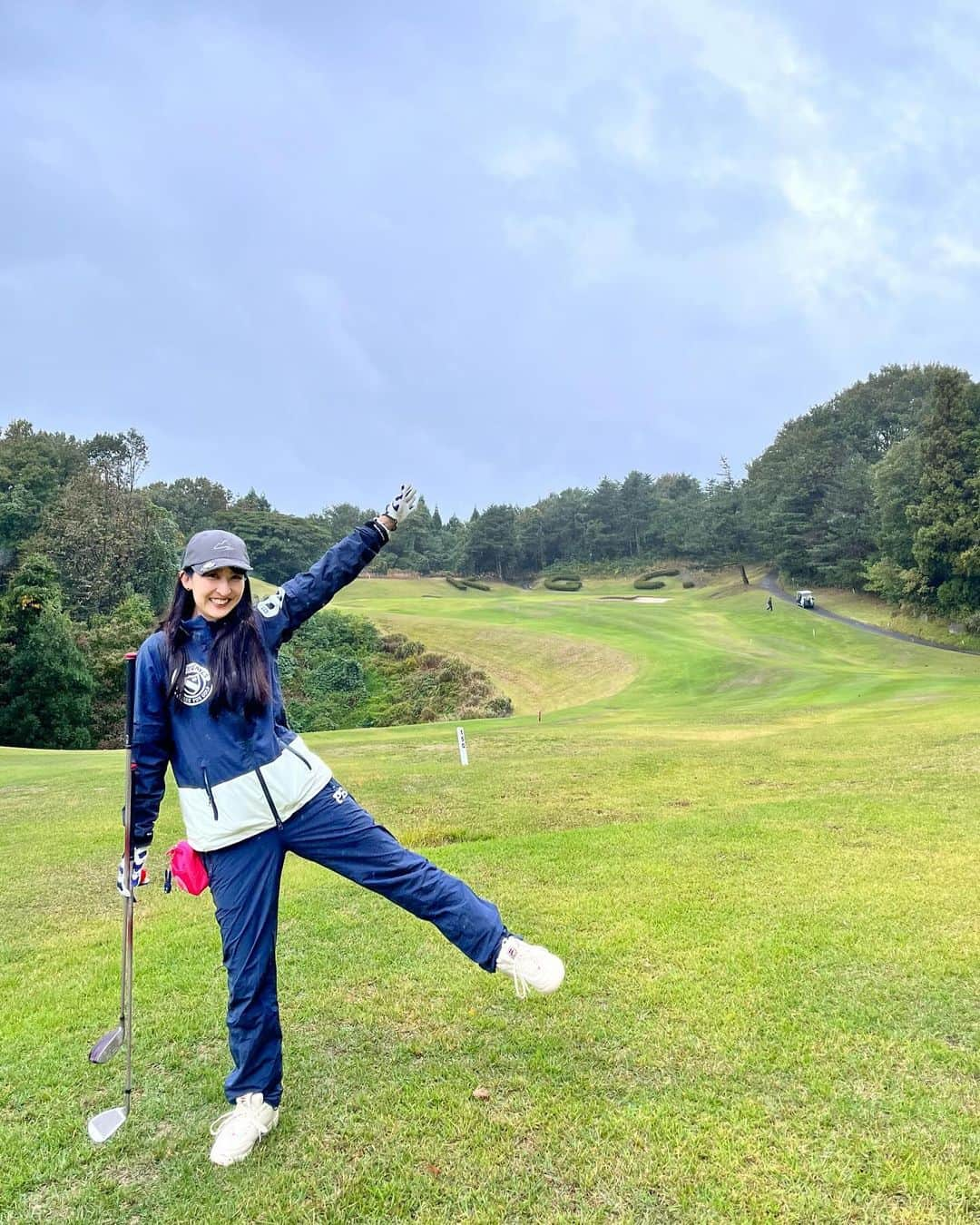 土屋香織のインスタグラム：「⛳️ 𝕂𝕒𝕟𝕒𝕫𝕒𝕨𝕒 𝔾𝕠𝕝𝕗 ℂ𝕝𝕦𝕓 念願の金沢で旅ゴルフ🏌️‍♀️❣️ あいにくの大雨の中だったけど、相変わらずのスコアだけど😛 すっごい楽しかった☺️旅先で色々周りたいなぁ🥺✨ お昼のカニコロッケが絶品だった🤤🦀 そして千葉では見かけたことがない ゴルフカートに鈴🛎️熊避けのためですよね🧸？ . 今回行きはマイル修行のため飛行機✈️ 帰りは新幹線🚄と移動が多かったので 初めてゴルフ宅急便使ってみました🐈‍⬛ 改めて宅配便の便利さを実感✨ . せっかくお誘いいただいたのに体調崩したりで全然ゴルフに行けずの今シーズン🥲いい季節が終わってしまう…🥺🍂 来年から平日もゴルフ行きやすくなるので皆様お誘いお待ちしております😌 . . . #金沢ゴルフクラブ #ゴルフ #ゴルフ女子 #ゴルフウェア #ゴルフコーデ #golf #golfswing #golfstagram #golfgirls #filagolf #pearlygates #フィラゴルフコーデ #石川ゴルフ #golffashion #パーリーゲイツ #ラウドマウス #loudmouth #ごるふ #ごるふ女子 #ごるふすいんぐ #ゴルフ初心者 #ゴルフ好きな人と繋がりたい #ゴルフ好き #旅ゴルフ #かおvoyage #金沢旅行」