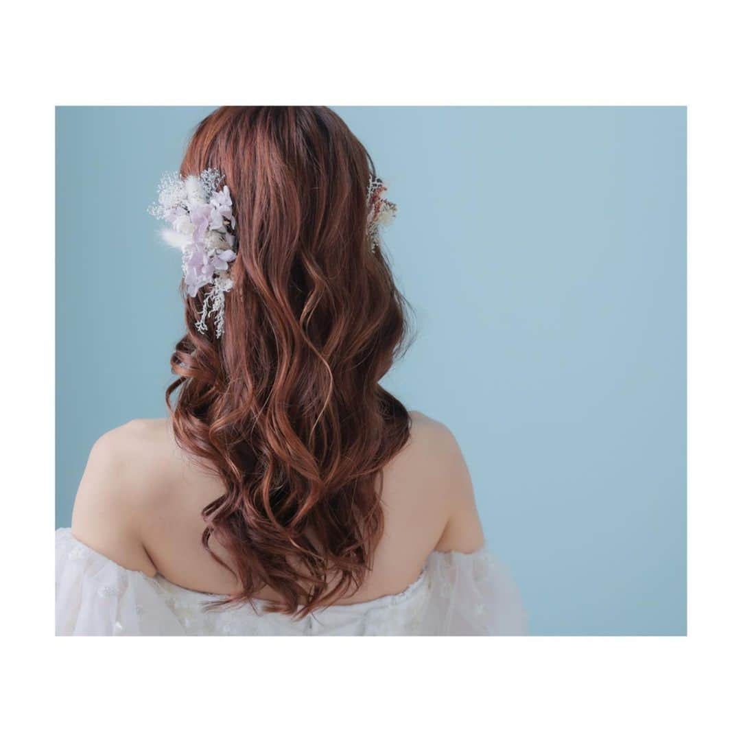 スタジオアクア浅草店のインスタグラム：「. 🌼ドライフラワーを使ったヘアアレンジ🌷 . 当店では、ビジュー系・ティアラ・造花・ドライフラワー・金箔などの髪飾りを揃えております。  その中でもドライフラワーをつけると優しい雰囲気になりオススメの髪飾りです♪  hair make by 吉田亜美  - - - - - - - - - - - - - - - - - - - - - - - スタジオアクア浅草店アカウント 👉 @studioaqua_asakusa デコルテフォトグループ公式アカウント 👉 @decollte_weddingphoto - - - - - - - - - - - - - - - - - - - - - - - #スタジオ前撮り東京 #和装 #和装前撮り #ウェディングドレス #タキシード #d_weddingphoto #studioaqua #スタジオアクア #スタジオアクア浅草店 #ウェディングフォト #フォトウェディング #ブライダルフォト #ブライダルヘア #前撮り #後撮り #結婚写真 #ウェディング #プレ花嫁 #プレ花嫁さんと繋がりたい #関東花嫁 #wedding #bridal #weddingphotography #weddingphotographer - - - - - - - - - - - - - - - - - - - - - - - フォトグラファー、ヘアメイク、フォトプランナー募集中！ @decollte_recruit」