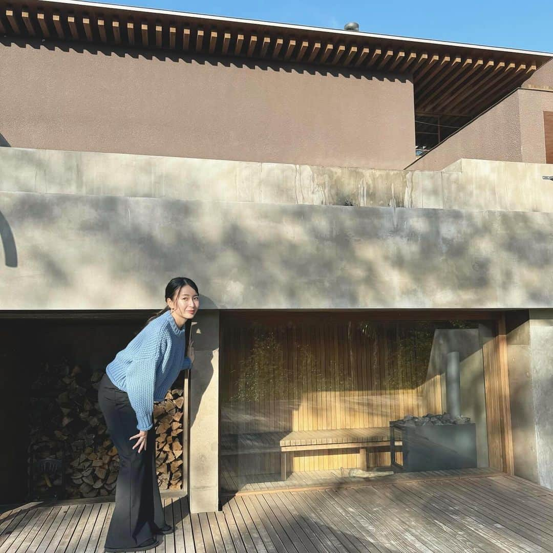 岩間恵さんのインスタグラム写真 - (岩間恵Instagram)「自然豊かな千葉で、 @airbnb の解放的な旅を体験🌿  ここは有名な建築家 @tanijirimakoto さんが設計した @daichi_nature のヴィラで、デイケーションということで日帰りの旅を楽しんできました！  敷地内にはサウナ、プールもあって 次は家族や友人と泊まりに来たいなと...！  Airbnbは大人数で宿泊できたり、ユニークな場所もたくさんあるので次の宿泊先を見つけるのが楽しみ😏🤍 (といいつつ来月ハワイでも予約完了済み🫡💓)  #airbnb #airbnbjapan #pr」11月23日 15時25分 - iwamame