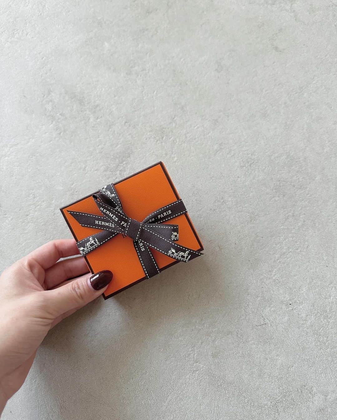 shizuka.watanabeのインスタグラム：「𝑯𝑬𝑹𝑴𝑬𝑺🍊🕊️  新しく出たアイシャドウ 〈オンブル ドゥ エルメス〉   クワテュール 03のカラーにした♪ 薄付きで重ねるほどに深みが増していく感じが好き🍊  1番のピンク系と迷ったけど、オレンジがイエローベースな私の肌に馴染みが良いし3番にした♡♡♡  #hermes  #hermescosmetics #cosmetics #newin #エルメス」