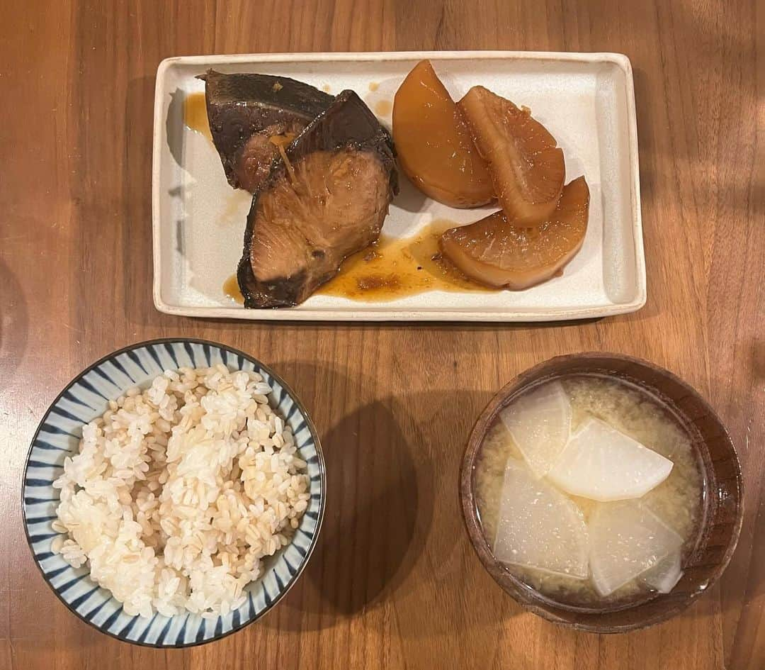 山本大樹さんのインスタグラム写真 - (山本大樹Instagram)「ぶりでぇこんとでぇこんの味噌汁と米。 シミシミでぇこん、うんまかった！！ 新幹線寝過ごして若干遅刻したけど糸魚川来てます！ 今日はあったかいな、、！  #ばや飯」11月23日 15時37分 - bayabaya0821