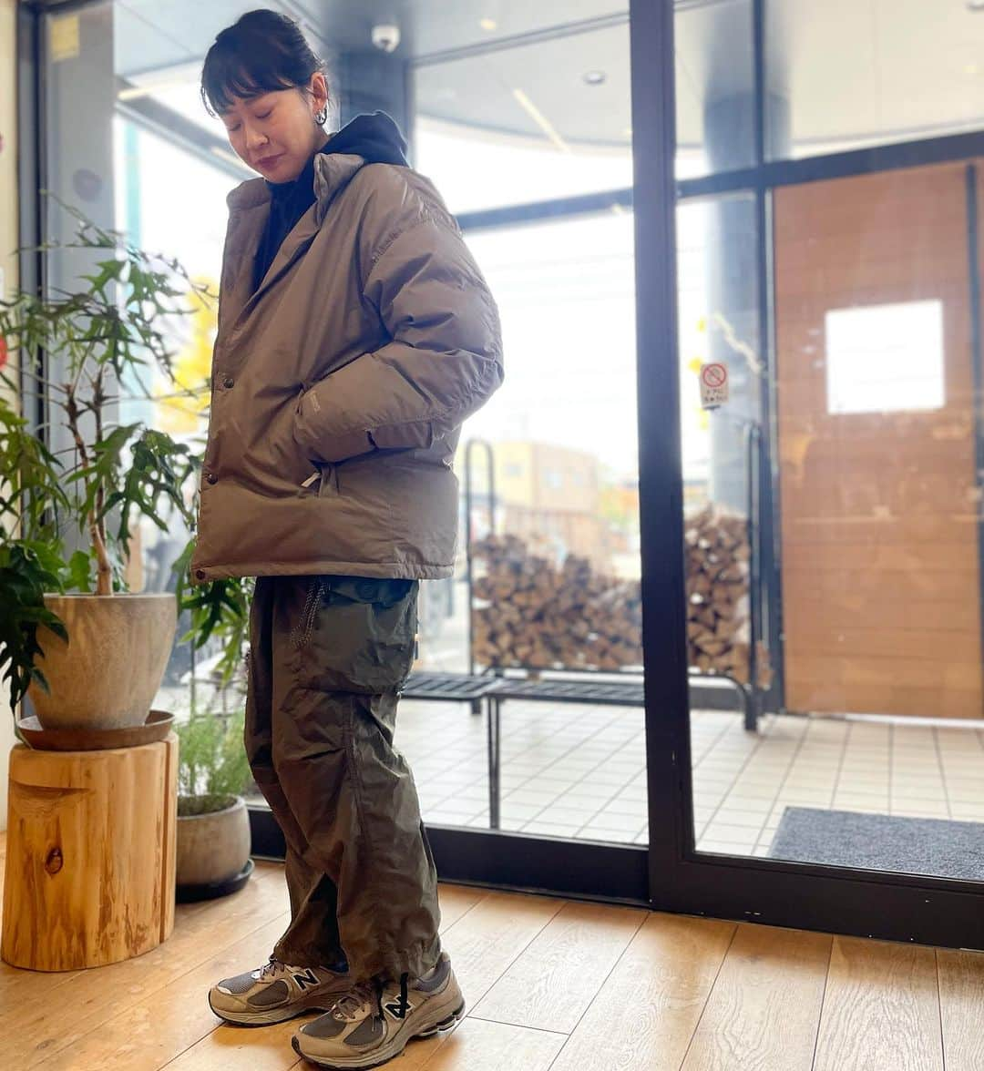 SUNDAY MOUNTAINさんのインスタグラム写真 - (SUNDAY MOUNTAINInstagram)「【パーカーと合わせやすい人気の THE NORTH FACE オルタレーションシエラジャケット】  明日からまた寒さが到来⁈ アウターの準備はお済みですか？  シンプルながら人気の 落ち着いたトーンが印象的な 軽い着心地のTHE NORTH FACE オルタレーションシエラジャケットダウンジャケット。  フードが無い分、パーカーもインできるのも魅力✨  裏地にGORE-TEX WINDSTOPPER 2層構造を使用で冷たい風から身を守ってくれます♪  表地にははっ水加工◎ 軽くナチュラルな風合いのリサイクルタスランナイロン使用。  マットな質感の生地に、パッカリングを効かせてスポーティ感を控えめに…。  男女問わず幅広い年代に人気高いダウン。  中わたはリサイクルダウンを封入し、保温性と軽さを追求◎  衿元と後ろ肩に同色のロゴ刺繍を配置。  着合わせや脱ぎ着のしやすさを考慮し、身幅や袖幅はゆったりめに仕上げています。  アウトドアシーンで活用できる機能性を持ちつつ、タウンユースにも◎  カラー、サイズ等はご相談下さいませ。 ▶︎THE NORTH FACE ▶︎オルタレーションシエラジャケット ユニセックス  #キャンプコーデ #northface #フリース #難燃  #キャンプ着 #防寒コーデ #秋キャンプ #冬キャンプ #防寒  #防寒アイテム #travel #キャンプ女子 #Camp #travel #旅行 #旅行コーデ  #witerfation #冬コーデ」11月23日 15時29分 - sundaymountain