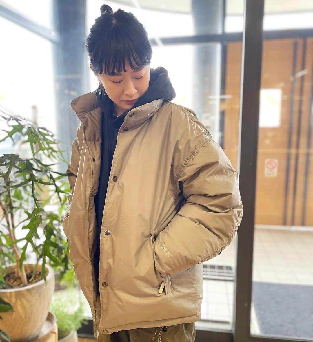 SUNDAY MOUNTAINさんのインスタグラム写真 - (SUNDAY MOUNTAINInstagram)「【パーカーと合わせやすい人気の THE NORTH FACE オルタレーションシエラジャケット】  明日からまた寒さが到来⁈ アウターの準備はお済みですか？  シンプルながら人気の 落ち着いたトーンが印象的な 軽い着心地のTHE NORTH FACE オルタレーションシエラジャケットダウンジャケット。  フードが無い分、パーカーもインできるのも魅力✨  裏地にGORE-TEX WINDSTOPPER 2層構造を使用で冷たい風から身を守ってくれます♪  表地にははっ水加工◎ 軽くナチュラルな風合いのリサイクルタスランナイロン使用。  マットな質感の生地に、パッカリングを効かせてスポーティ感を控えめに…。  男女問わず幅広い年代に人気高いダウン。  中わたはリサイクルダウンを封入し、保温性と軽さを追求◎  衿元と後ろ肩に同色のロゴ刺繍を配置。  着合わせや脱ぎ着のしやすさを考慮し、身幅や袖幅はゆったりめに仕上げています。  アウトドアシーンで活用できる機能性を持ちつつ、タウンユースにも◎  カラー、サイズ等はご相談下さいませ。 ▶︎THE NORTH FACE ▶︎オルタレーションシエラジャケット ユニセックス  #キャンプコーデ #northface #フリース #難燃  #キャンプ着 #防寒コーデ #秋キャンプ #冬キャンプ #防寒  #防寒アイテム #travel #キャンプ女子 #Camp #travel #旅行 #旅行コーデ  #witerfation #冬コーデ」11月23日 15時29分 - sundaymountain