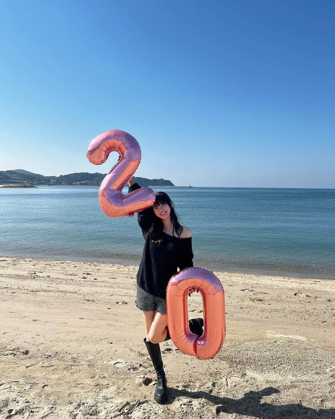 青井乃乃のインスタグラム：「しばらく誕生日投稿続きます~🫶🏻💞 風船飛ばさないように必死に頑張った🎈笑  #青井乃乃」