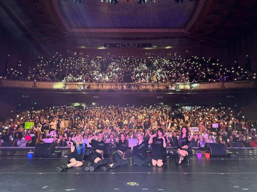 EVERGLOWさんのインスタグラム写真 - (EVERGLOWInstagram)「[📸EVERGLOW]  ‎23.11.22 #US_TOUR in Los Angeles  Thanks to FOREVER, who has been sending overflowing love every day, EVERGLOW has been able to run brilliantly! Sending infinite gratitude to FOREVER for creating such joyous moments💜  ‎⁦‪#EVERGLOW‬⁩ ⁦‪#에버글로우‬⁩ ‎⁦‪#이유‬⁩ ⁦‪#시현‬⁩ ⁦‪#미아‬⁩ ⁦‪#온다‬⁩ ⁦‪#아샤‬⁩ ⁦‪#이런‬⁩ #ALL_MY_GIRLS_IN_US」11月23日 15時30分 - official_everglow