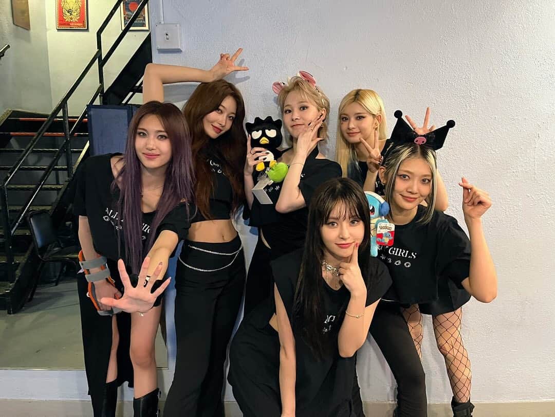 EVERGLOWのインスタグラム：「[📸EVERGLOW]  ‎23.11.22 #US_TOUR in Los Angeles  Thanks to FOREVER, who has been sending overflowing love every day, EVERGLOW has been able to run brilliantly! Sending infinite gratitude to FOREVER for creating such joyous moments💜  ‎⁦‪#EVERGLOW‬⁩ ⁦‪#에버글로우‬⁩ ‎⁦‪#이유‬⁩ ⁦‪#시현‬⁩ ⁦‪#미아‬⁩ ⁦‪#온다‬⁩ ⁦‪#아샤‬⁩ ⁦‪#이런‬⁩ #ALL_MY_GIRLS_IN_US」