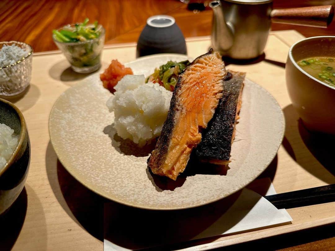 休日課長さんのインスタグラム写真 - (休日課長Instagram)「昼ごはんは「青山 おとと」でマスノスケの定食。皮パリっと脂旨く身がしっとり、さっぱりとした付け合わせの仲間たちもワイワイ。楽しいひとりランチ。ごちそうさまでした！  #ひとりランチ #青山おとと」11月23日 15時30分 - kyujitsu_kacho