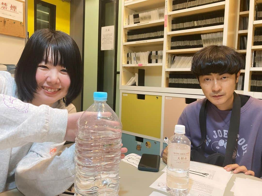 きむらバンドさんのインスタグラム写真 - (きむらバンドInstagram)「1日で2リットルの水を飲むというダイエットをしている泰葉さんが15時半時点で絶望的に減っていないのを、元祖2リットル飲みの赤木が鋭い眼差しで見つめるという1枚。 #オンスト #眼差し」11月23日 15時35分 - takurou_kim