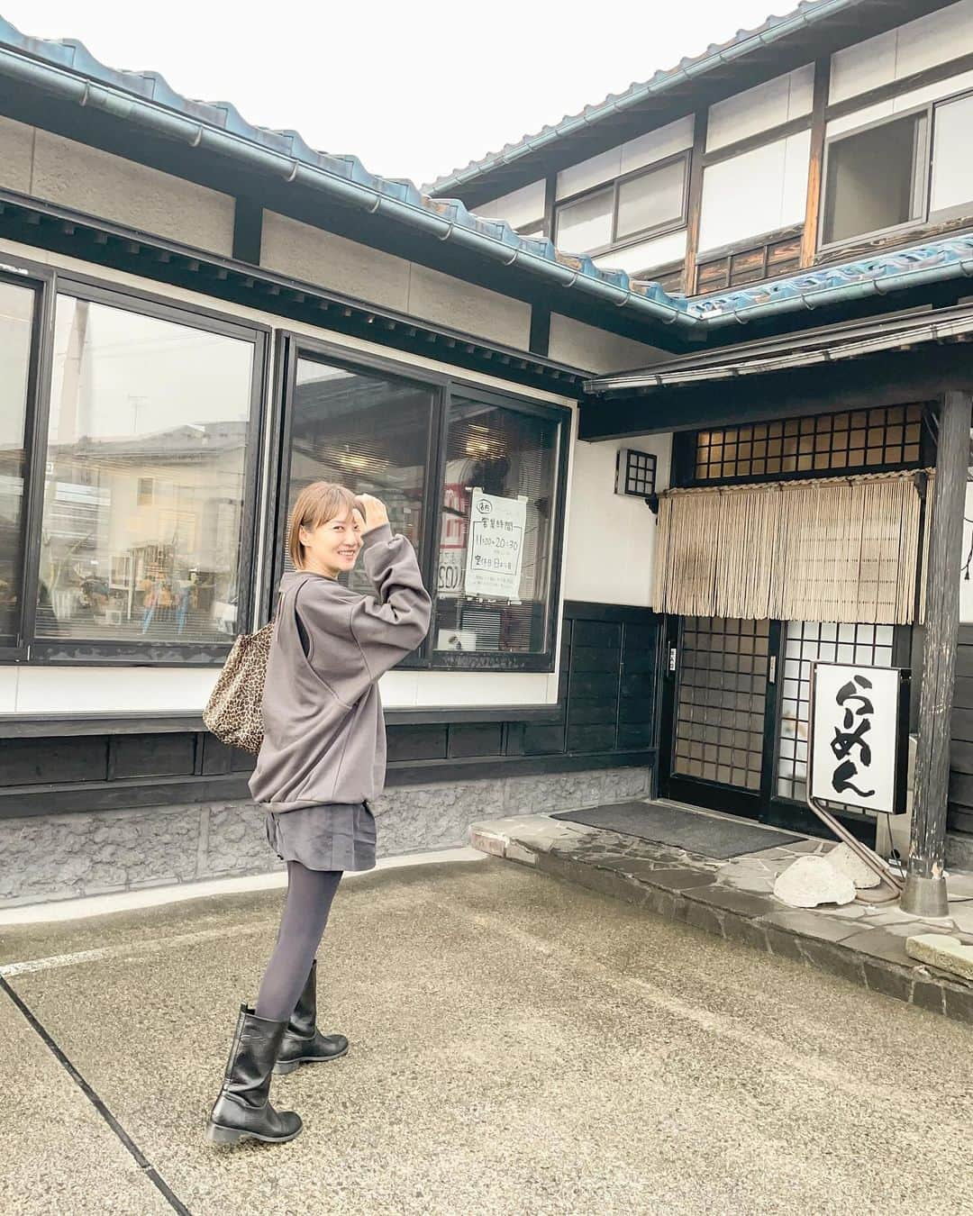 藤崎奈々子さんのインスタグラム写真 - (藤崎奈々子Instagram)「⁡ \オモウマい店の取材を受けた山形グルメ&ラーメン/ ⁡ 山形でランチのお店を探していたら、偶然 オモウマいに出ていたお店を発見！ ⁡ みどり食堂 (山形県鶴岡市みどり町13-18) ⁡ どんなものかしら？と食べに行ってみました ・ まず、おや？っと思ったのが 独特な表記をされているメニューたち ⁡ 鳥の唐揚げの山 モリモリ野菜炒めの山 巨大コロッケ タレが絡んだ焼き肉どっさり ⁡ 大盛りメニューを連想させる単語の羅列 唐揚げを山と表現するお店は初めて ⁡ 果たして食べ切れるのだろうか？ ・ 少々不安ながらも、唐揚げ定食や野菜炒め定食、海老フライ定食を注文 ⁡ 運ばれてきた定食は予想以上の量で笑っちゃった 運動部男子大学生の食べる量だよ！！ ⁡ アラフィフ女子はこんなに食べてはいけないよ そして、食べきれないよ（笑） ⁡ そんなこんなでも大量の唐揚げの山に爆笑しながら食べたランチは素朴な味わいで美味しかった 大食いに自信がある方にはぜひとも行って欲しいお店 ・ 地方に旅に行くとほぼ必ずラーメンを食べたくなる私 ⁡ 山形の美味しそうなラーメン屋さんを探して見つけたお店 ⁡ あら焚き中華 さんト (山形県山形市幸町6-12 山形駅から291m) ・ 数種類の魚のあらを使った、あら焚き中華ラーメン ⁡ スープの第一印象は、魚の香りがするけど生臭くない 生臭さだけをうまく取って、美味しさを出してる ⁡ 麺はちょっと柔らかめ 私は固めが好きだけど、ここは好みかなと思う ⁡ 魚系なので最初はあっさり感じるけど、後半は結構濃厚になってきたと感じるラーメンでした ⁡ お店の入り口は分かりにくいので、目を凝らして探してみてね（笑） ・ #小旅行 #旅行好き #旅行好き女子 #大人旅 #カメラ旅 #女子旅 #国内旅行 #ナナタビ #ナナコタビ #大人の絶景旅 #山形グルメ #山形観光 #山形ラーメン #山形ランチ #山形旅行 #おもうまい店」11月23日 15時41分 - nanakofujisaki