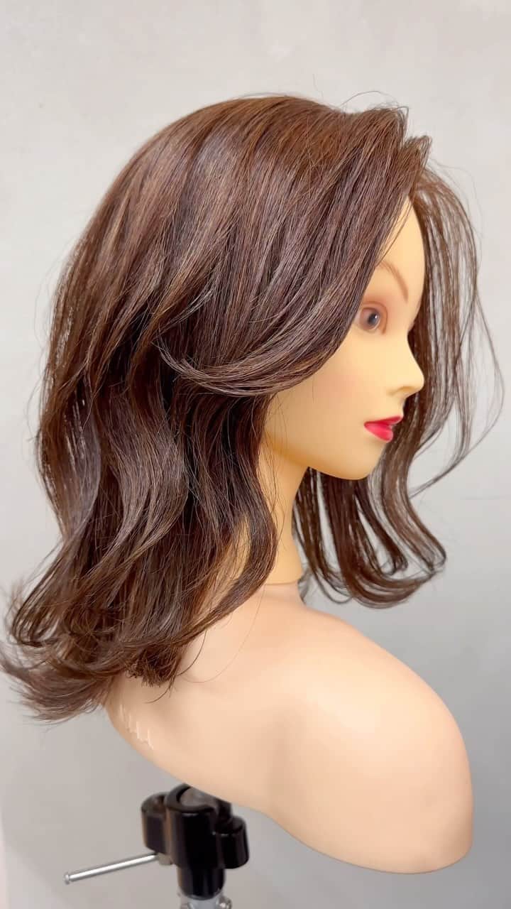鶴谷和俊のインスタグラム：「ミディアムレイヤーカット  Medium Layer Cut កាតលោកម៉ិច Cắt tầng trung bình मीडियम लेयर कट Corte de capas medianas 중간 레이어 컷 中层剪裁 Coupe en couches moyennes  ▪️使用ハサミ/scissors JOEWELL  supreme SPM-60 JGC-24  #ミディアムヘア #レイヤーカット #ショートヘア #ショートカット #hairtiktok  #hairtok #bob #ボブ #ショートヘア #カット #ヘアカット #ヘアスタイル #髪型 #hair  #haircut #hairstyle #hairstyles #hairstylest #hairstyle #美容師 #Hairdresser #ម៉ាស់ស្រពះ #Thợlàmtóc #हेयरड्रेसर #Peluquero #미용사 #美发师 #Coiffeur #peinado #joewellscissorspr #pr」