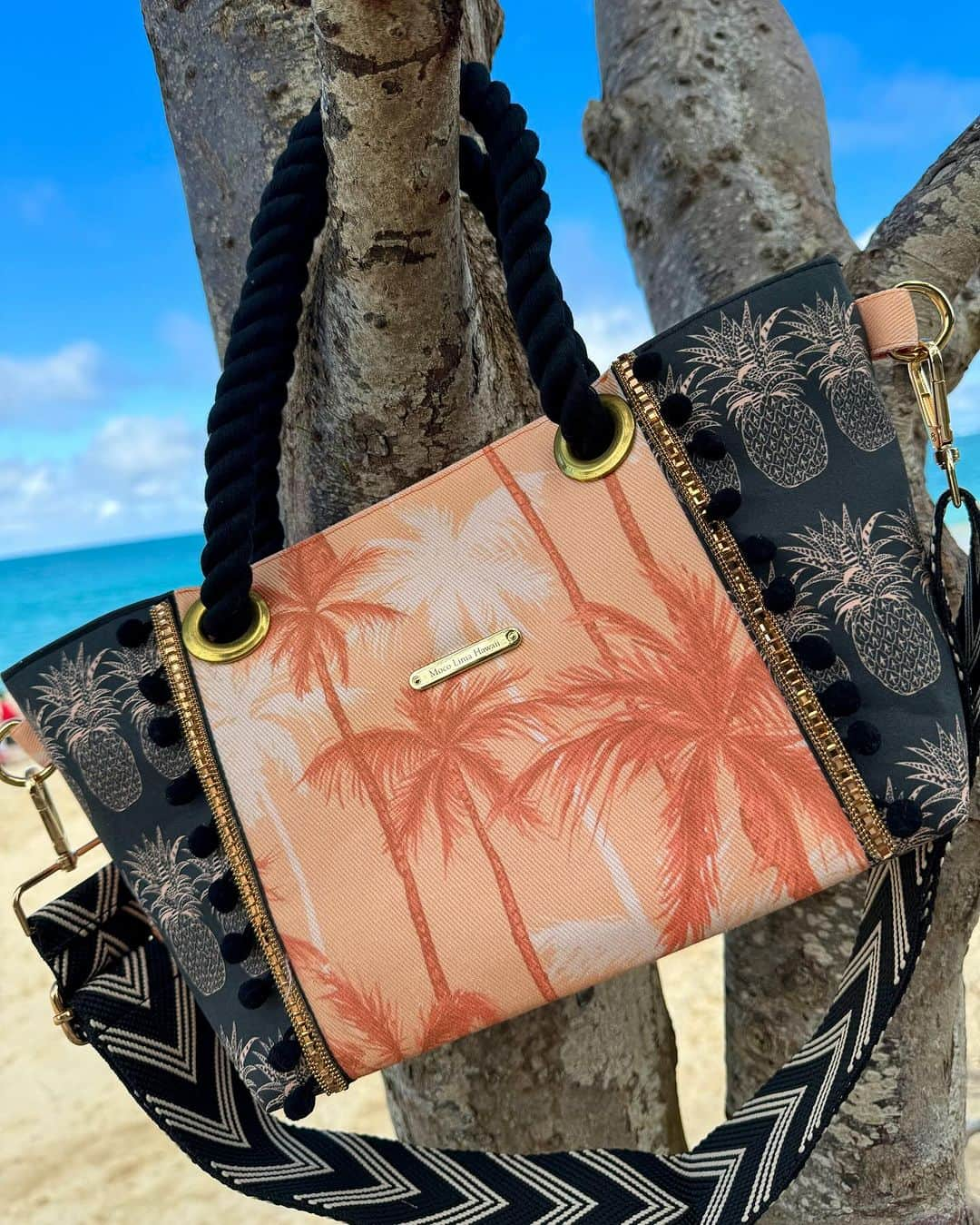 Moco Lima Hawaiiのインスタグラム：「モコリマトートSサイズ　オレンジゴールドパイン ストラップ付き  オレンジ🧡X ブラック🖤にゴールドをプラスして華やかさを演出してみました。 冬でも使えるお色味です。  ▪️Black Friday Sale 間もなく始まります▪️ 日本時間 11/23 19:00- 11/26 19:00 ハワイ時間 11/23 0:00- 11/26 0:00  年に1度のビックセール。 ぜひこの機会をご利用下さいませ♡  #ゴールド#ブラック#オレンジ#モコリマハワイ#マイデザイン#ハワイスタイル」