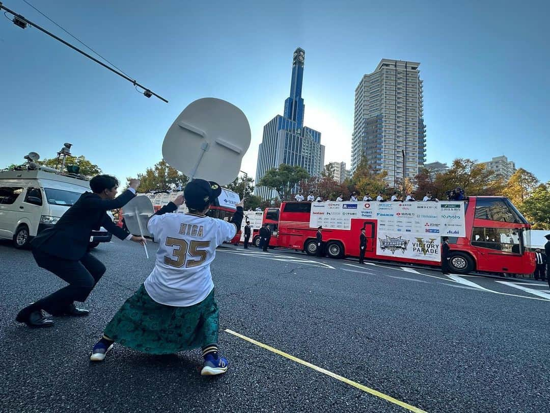 三ツ廣政輝さんのインスタグラム写真 - (三ツ廣政輝Instagram)「よんチャンTVSPにてオリックスサイドのパレードの様子を生中継でお伝えしました！  一緒にリポートしたのはチキチキジョニーの石原さん！  オリ姫歴6年の石原さんとともにモモコさんのパネルを掲げ、たくさんピースをいただきました✌️✨  笑顔でピースを下さった選手の皆さんありがとうございました！！  #オリックス #オリックスバファローズ」11月23日 15時43分 - masaki_mitsuhiro