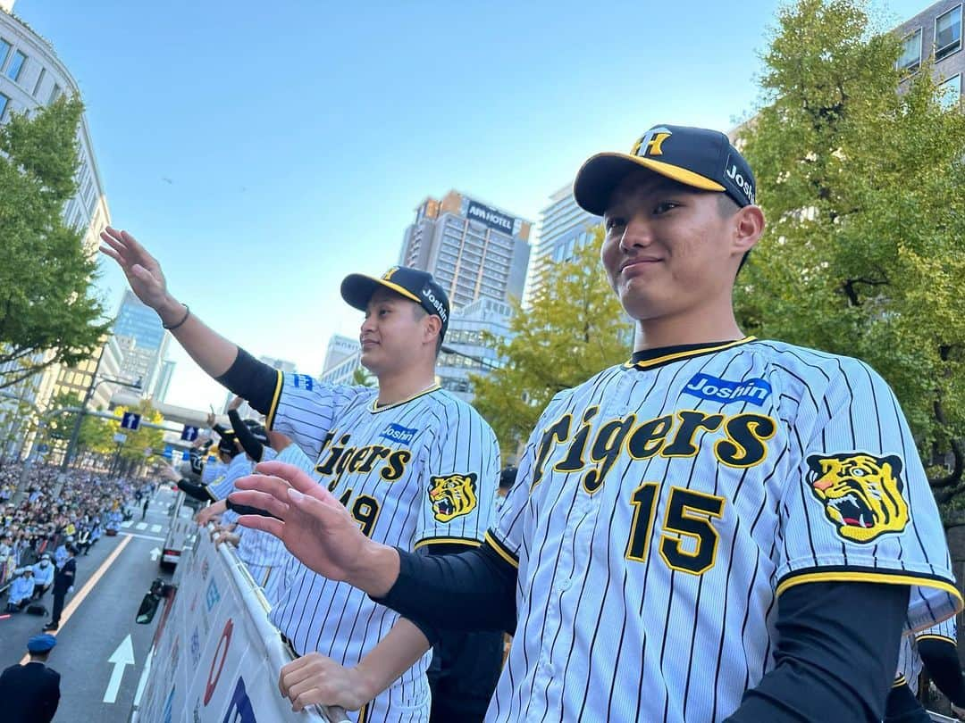 阪神タイガースさんのインスタグラム写真 - (阪神タイガースInstagram)「優勝パレード・大阪会場の様子です！ #優勝パレード  #大阪 会場③ #阪神タイガース #ARE #アレ #アレのアレ」11月23日 15時44分 - hanshintigers_official