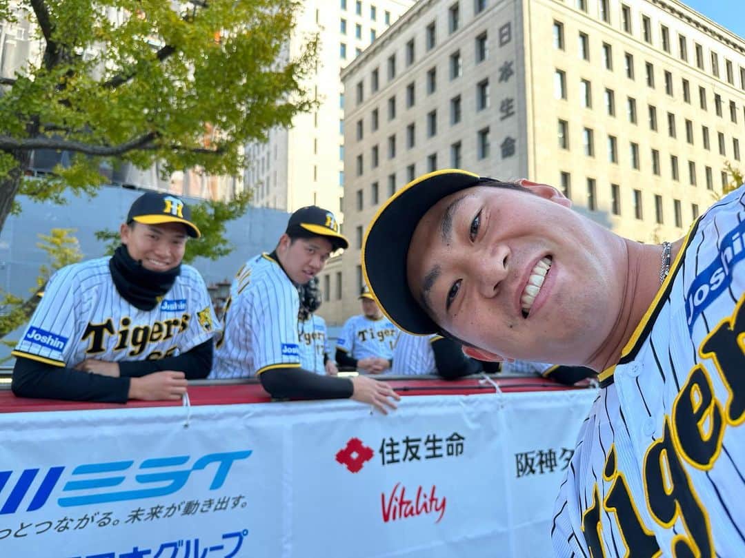 阪神タイガースさんのインスタグラム写真 - (阪神タイガースInstagram)「優勝パレード・大阪会場の様子です！ #優勝パレード  #大阪 会場③ #阪神タイガース #ARE #アレ #アレのアレ」11月23日 15時44分 - hanshintigers_official