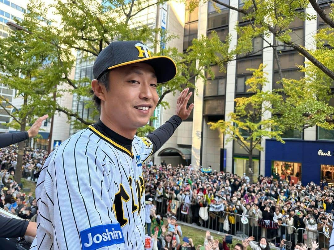 阪神タイガースさんのインスタグラム写真 - (阪神タイガースInstagram)「優勝パレード・大阪会場の様子です！ #優勝パレード  #大阪 会場③ #阪神タイガース #ARE #アレ #アレのアレ」11月23日 15時44分 - hanshintigers_official