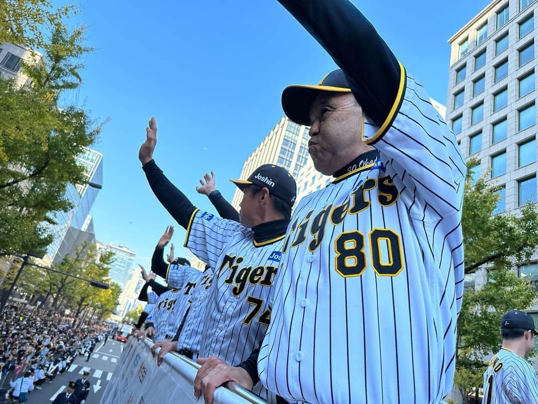 阪神タイガースさんのインスタグラム写真 - (阪神タイガースInstagram)「優勝パレード・大阪会場の様子です！ #優勝パレード  #大阪 会場③ #阪神タイガース #ARE #アレ #アレのアレ」11月23日 15時44分 - hanshintigers_official