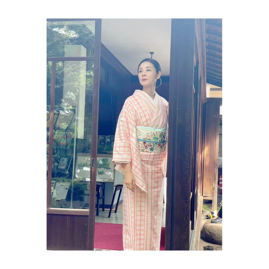 吉田羊さんのインスタグラム写真 - (吉田羊Instagram)「みなさまこんにちは。 今日も寒いですな(ΦωΦ)❄️  勤労感謝な今日は、 「美しいキモノ」冬号など眺めながら、ゆっくり過ごすのはいかがでしょう。  この度わたくし、「美しいキモノ」創刊70周年記念イヤーのラストの表紙を飾らせていただきました。大変なお役目をいただき、身に余る光栄です。また、誌面では、25人の次世代染織作家さんらが御誌へのお祝いに新作を制作。70年もの間、着物を愛し、着物に愛されてきた尊き歴史を華やかに寿いでおられます。  そしてなんと、9月末に行われました我がキモノイベント「マトウヒトジ」も特集していただいております。ご参加された皆様、ぜひご覧くださいませ😊  The winter issue of “Utsukushii Kimono” has been released.  25 authors have submitted new works to celebrate the magazine's 70th anniversary.  @utsukushiikimono   #kimonostyle  #japaneseculture  #actress  #fashion  #紅型のお着物 #欲しくなった」11月23日 15時44分 - yoshidayoh_official