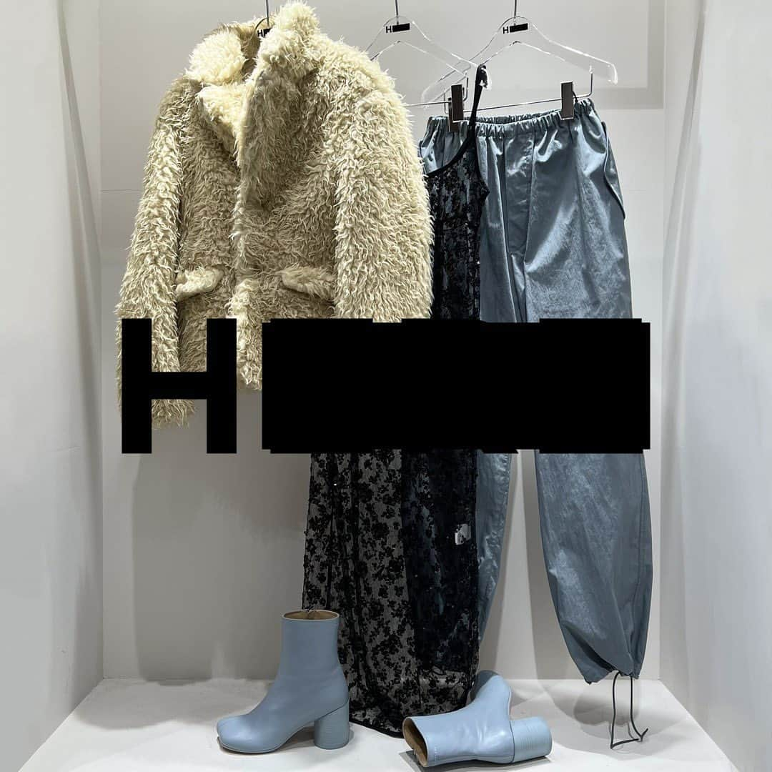 H BEAUTY&YOUTHのインスタグラム：「＜MM⑥ Maison Margiela＞FUR JACKET ¥185,900＜BAUM UND PFERDGARTEN＞ AVANI DRESS ¥35,200 ＜H BEAUTY&YOUTH＞ COTTON NYLON SNOW PANTS ¥25,300＜MM⑥ Maison Margiela＞ ANATOMIC ANKLE BOOTS for women ¥88,000  #H_beautyandyouth #エイティーズビューティアンドユース @h_beautyandyouth  #BEAUTYANDYOUTH #ビューティアンドユース #Unitedarrows #ユナイテッドアローズ #mm6maisonmargiela #baumundpferdgarten」