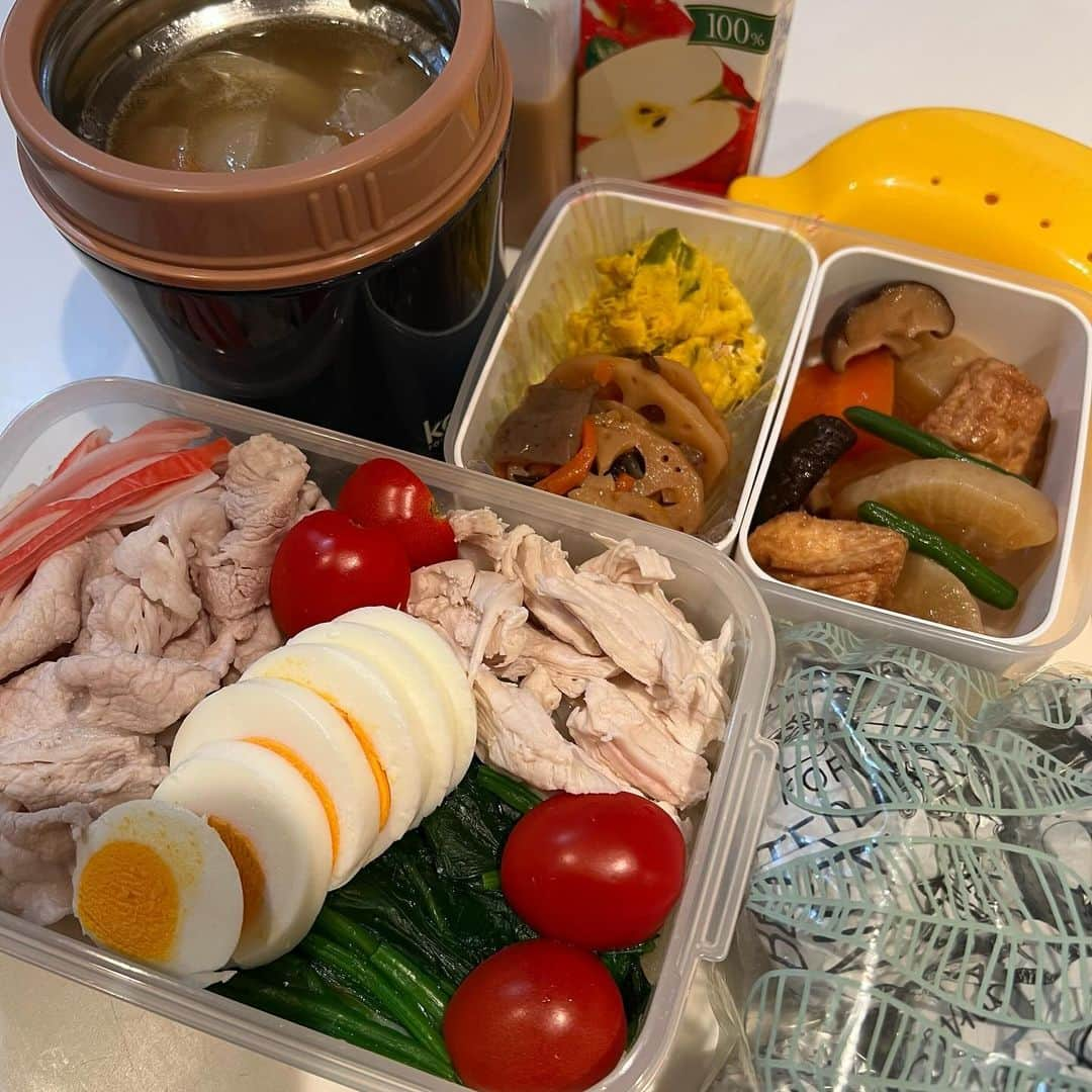 武藤乃子のインスタグラム：「🍙 先日の長男の⚽️遠征弁当。 「豚肉＆ササミのうどん」のリクエストだったので、その通りに。  長男は、タンパク質がどうのこうの〜etc.うんちくを垂れていましたが。 あなた、まだ練習すら合流していませんよね？試合出ませんよね？ってなりました。笑  まぁ、いいでしょう。笑  #中2男子  #中2男子弁当  #うどん弁当 #サッカー少年  #サッカー弁当  #起立性調節障害」