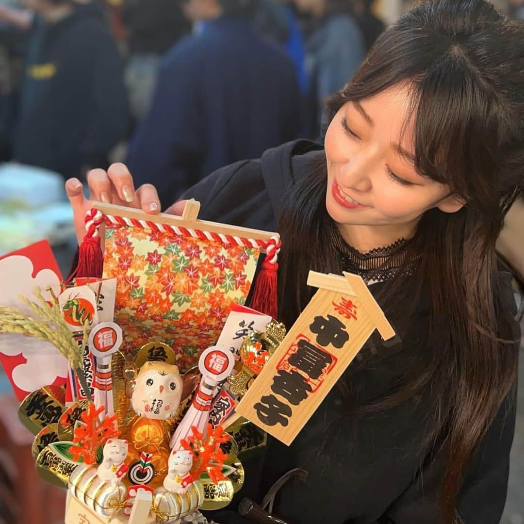 中冨杏子さんのインスタグラム写真 - (中冨杏子Instagram)「酉の市🫶  おっちゃん 昨年に引き続き、 覚えててくれたの嬉しかった〜！  力いっぱい精進します！  熊手かわいい😊  #酉の市 #鷲神社 #鷲神社酉の市 #浅草 #二の酉 #熊手 #招き猫 #ふくろう  #元気チャージ  #コトブキヤ #寿屋 #感謝」11月23日 15時49分 - anko_nakatomi