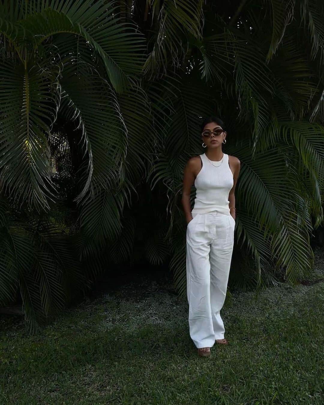 ベック&ブリッジのインスタグラム：「@catchmeeksifyoucan styles the effortless Harriet Pant in Ivory. Shop up to 50% off the Cyber Sale Edit for a limited time. ⠀⠀⠀⠀⠀⠀⠀⠀⠀ #becandbridge #sale」