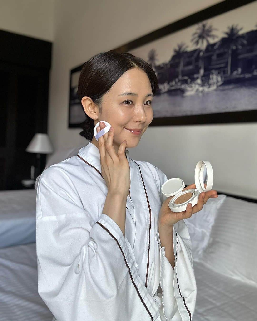 のインスタグラム：「@onlyminerals さんから 商品提供を頂いたので紹介🙋‍♀️✨  商品は 薬用 リンクルホワイト クッションBB　　色はライトオークルになります💫  【使った感想】 美白※1美容液、シワ改善クリーム、日焼け止め※2、化粧下地、ファンデーション、コンシーラーの1品で6役あり、 SPF25/PA++ というのがポイント高かったです✨  敏感肌の私でも使いやすく、 カバー力はありつつも メイク中がしやすかったのが良かったです🥰  【まとめ】 とにかく仕上がりが美しく、 「さすがオンリーミネラル👏」 という、素晴らしいファンデでした✍️❤️‍🔥  ※1 メラニンの生成を抑え、シミ・そばかすを防ぐ（ナイアシンアミド） ※2 化粧品の効能による(日やけによるシミ、ソバカスを防ぐ)  #PR #YAMAN #onlyminerals」