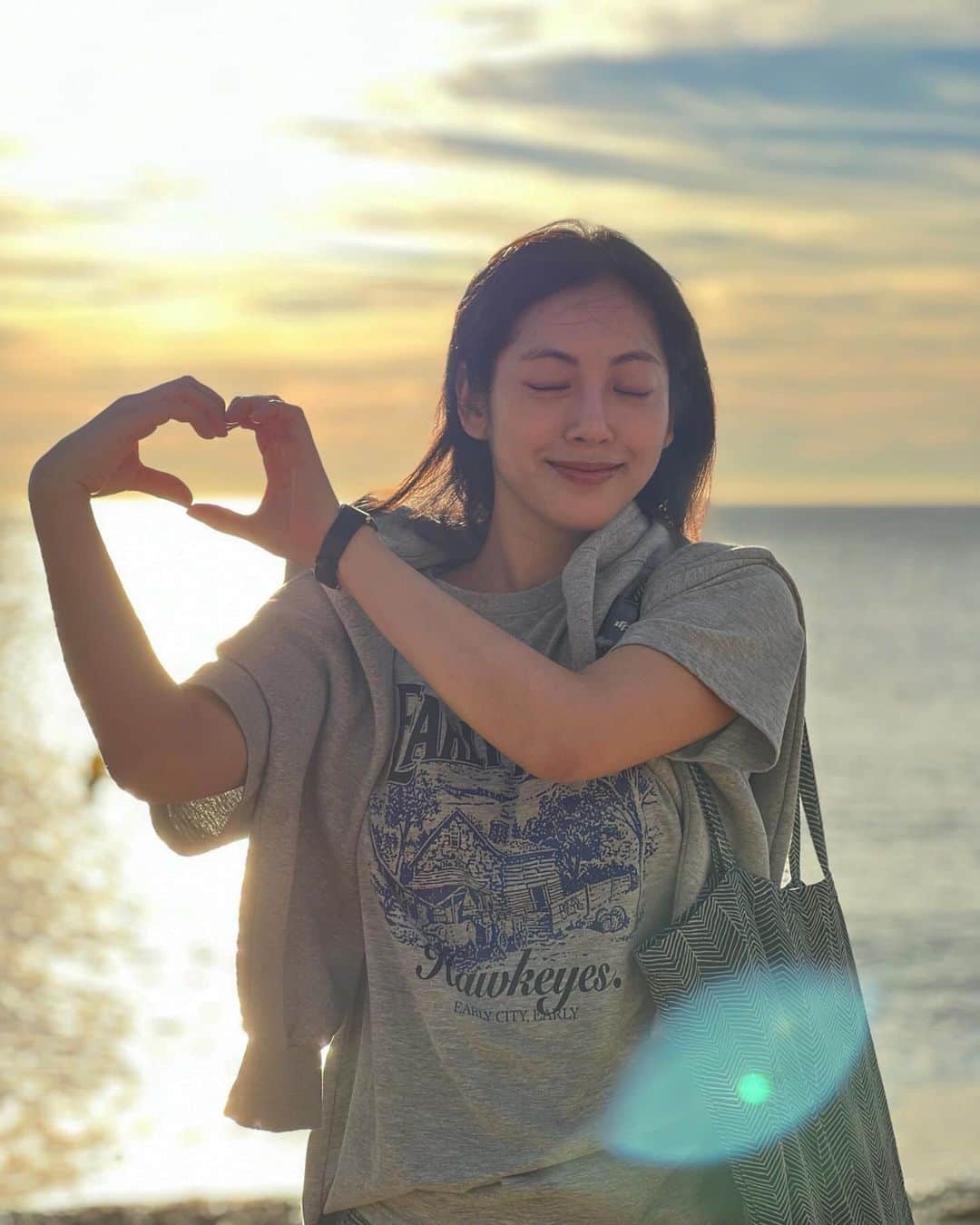 パン・ソヨンさんのインスタグラム写真 - (パン・ソヨンInstagram)「✨ 카탈루냐 광장으로 숙소를 옮긴 첫 아침 의지와 다르게 너무 일찍 (6:30) 일어난 우린  세수만 하고 바르셀로네타를 걸어가 보았다. 바다로는 직진뿐이라 쉬울거라 생각했는데  콜럼버스 동상 아래는 항구고 (1.6km)  왼쪽으로 한참을 걸어가야 (1.7km) 넓은 해변이 나온다  주택가를 가로 질러서 해변으로 향하는데  며칠간의 바셀과는 또 다른 골목이 이어진다  햇볕에 말려지는 빨래들이 흔들리고 주인과 산책나온 강아지들을 만났다 나를 쳐다보는 강아지에게 인사를 건내자  주인 할아버지께서 그 둘만의 호흡을 보여주셨다. 그렇게 골목을 지나고 마침내 바다에 닿았을때  우리 일찍 일어나길 정말 잘했다 라고 말했다  빛이 자글거리고 따뜻했다  #barceloneta #barcelona #catalunya #spain #2023 #바르셀로네타 #바르셀로나 #카탈루냐 #스페인 #여행」11月23日 15時59分 - banso