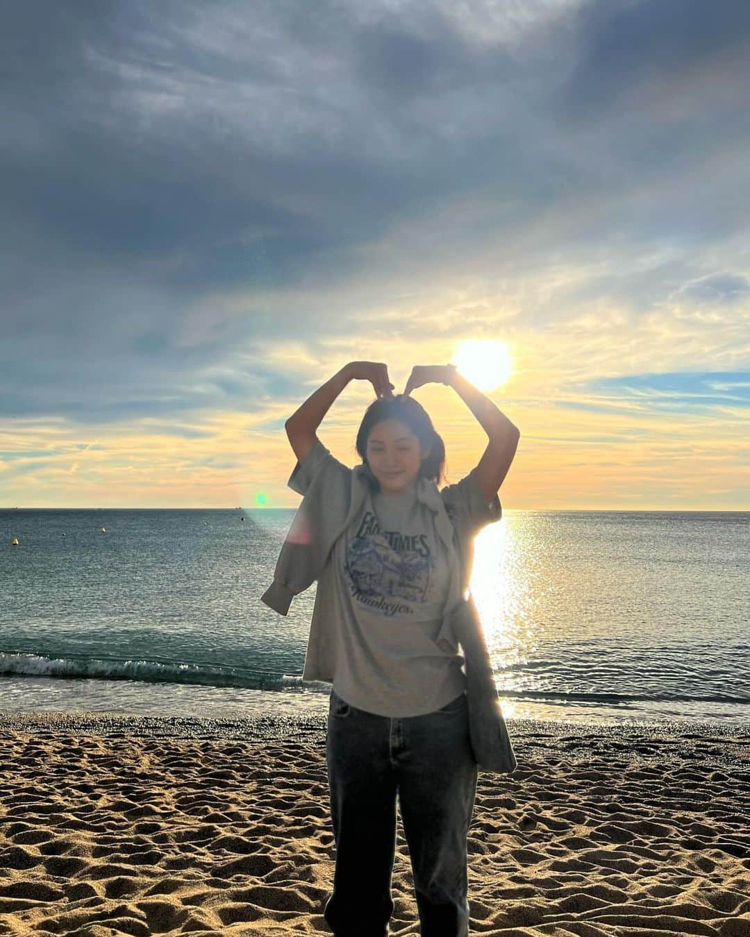 パン・ソヨンさんのインスタグラム写真 - (パン・ソヨンInstagram)「✨ 카탈루냐 광장으로 숙소를 옮긴 첫 아침 의지와 다르게 너무 일찍 (6:30) 일어난 우린  세수만 하고 바르셀로네타를 걸어가 보았다. 바다로는 직진뿐이라 쉬울거라 생각했는데  콜럼버스 동상 아래는 항구고 (1.6km)  왼쪽으로 한참을 걸어가야 (1.7km) 넓은 해변이 나온다  주택가를 가로 질러서 해변으로 향하는데  며칠간의 바셀과는 또 다른 골목이 이어진다  햇볕에 말려지는 빨래들이 흔들리고 주인과 산책나온 강아지들을 만났다 나를 쳐다보는 강아지에게 인사를 건내자  주인 할아버지께서 그 둘만의 호흡을 보여주셨다. 그렇게 골목을 지나고 마침내 바다에 닿았을때  우리 일찍 일어나길 정말 잘했다 라고 말했다  빛이 자글거리고 따뜻했다  #barceloneta #barcelona #catalunya #spain #2023 #바르셀로네타 #바르셀로나 #카탈루냐 #스페인 #여행」11月23日 15時59分 - banso