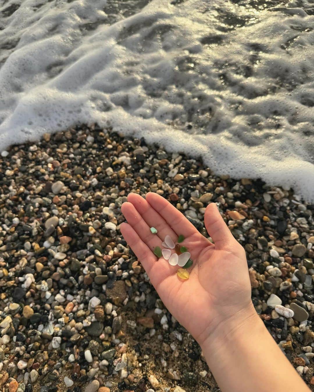 パン・ソヨンさんのインスタグラム写真 - (パン・ソヨンInstagram)「✨ 카탈루냐 광장으로 숙소를 옮긴 첫 아침 의지와 다르게 너무 일찍 (6:30) 일어난 우린  세수만 하고 바르셀로네타를 걸어가 보았다. 바다로는 직진뿐이라 쉬울거라 생각했는데  콜럼버스 동상 아래는 항구고 (1.6km)  왼쪽으로 한참을 걸어가야 (1.7km) 넓은 해변이 나온다  주택가를 가로 질러서 해변으로 향하는데  며칠간의 바셀과는 또 다른 골목이 이어진다  햇볕에 말려지는 빨래들이 흔들리고 주인과 산책나온 강아지들을 만났다 나를 쳐다보는 강아지에게 인사를 건내자  주인 할아버지께서 그 둘만의 호흡을 보여주셨다. 그렇게 골목을 지나고 마침내 바다에 닿았을때  우리 일찍 일어나길 정말 잘했다 라고 말했다  빛이 자글거리고 따뜻했다  #barceloneta #barcelona #catalunya #spain #2023 #바르셀로네타 #바르셀로나 #카탈루냐 #스페인 #여행」11月23日 15時59分 - banso