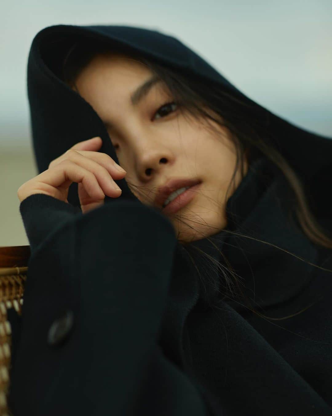 矢野未希子のインスタグラム：「こんにちは。 本当に本当に有難いことに、 朝から100名を超える方々がコラボ服の為に etreルミネ新宿店に並んでくれたそうで。。 先程報告を受けて嬉しさで涙が込み上げてきました。 ありがとうございます。  ６月の写真展の時もそうでしたが 自分が沢山の思いを込めたものに 皆さんが足を運んでくれるというのは何よりも嬉しく、 何者にも変えがたいご褒美です。 いつも皆さんに支えられていることを 胸いっぱいに感じることが出来て、 心からありがとうございます！  そして、19時からオンライン販売スタートです！ 愛情いっぱいのお洋服を通して皆さんとご縁がありますように💫」
