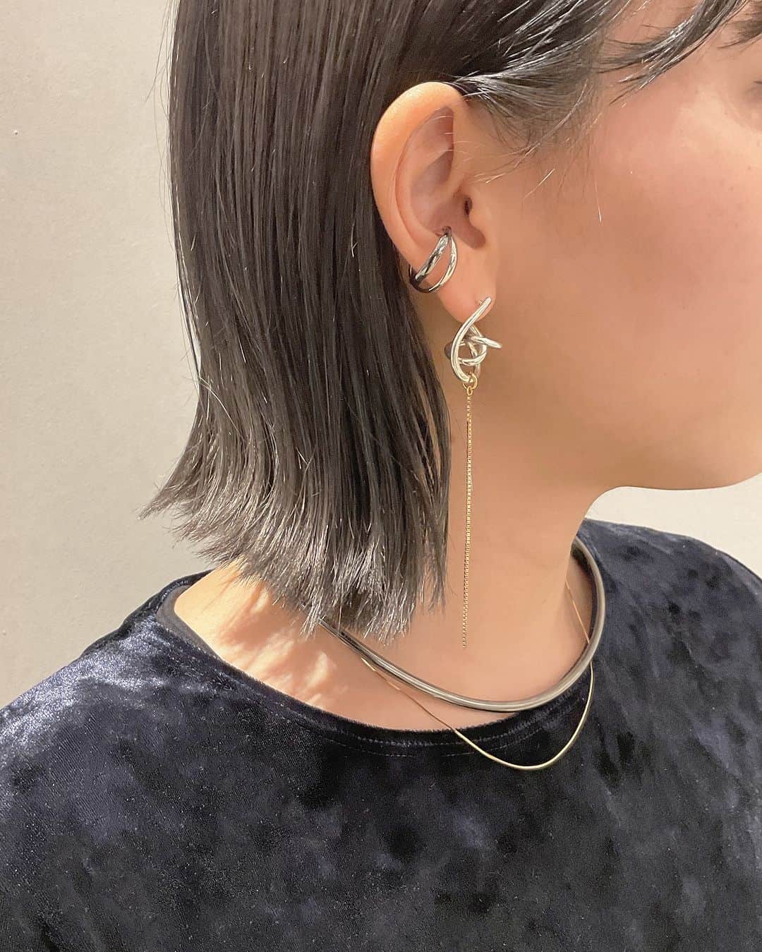 Joueteのインスタグラム：「【 STYLING 】 - Jouete L/ 京都髙島屋S.C.店 -  ウィンター限定「the Ties」のピアスを主役に◎  ブラックとゴールドのコントラストを活かし、それぞれの素材が引き立つよう意識しています。  #Jouete #ジュエッテ #スタイリング #recommend」