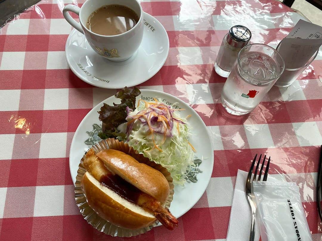 青山有紀さんのインスタグラム写真 - (青山有紀Instagram)「軽く食べたいときにぴったりのイノダコーヒーさんの海老カツロールセット。キャベツも一緒に挟んでいただきました☕️ #スリランカ以降まだコーヒー飲めず #カフェオレはたまになら飲めるようになりました」11月23日 16時00分 - yukiaoya