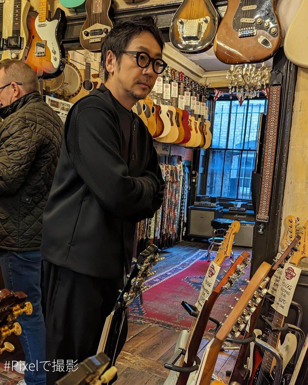日本テレビ「ANOTHER SKY」さんのインスタグラム写真 - (日本テレビ「ANOTHER SKY」Instagram)「ヴィンテージギターショップ「No. Tom Guiters Lndon」の修理工房は、かつてセックス・ピストルズが練習部屋として使っていたそう。  様々な伝説が残るこのギターショップも、UKロック好きなら一度は訪れたい場所のひとつです！  #ANOTHERSKY #アナザースカイ #Pixelで撮影 #大森南朋 #イギリス #ロンドン #今田耕司 #八木莉可子」11月23日 16時01分 - anothersky_ntv