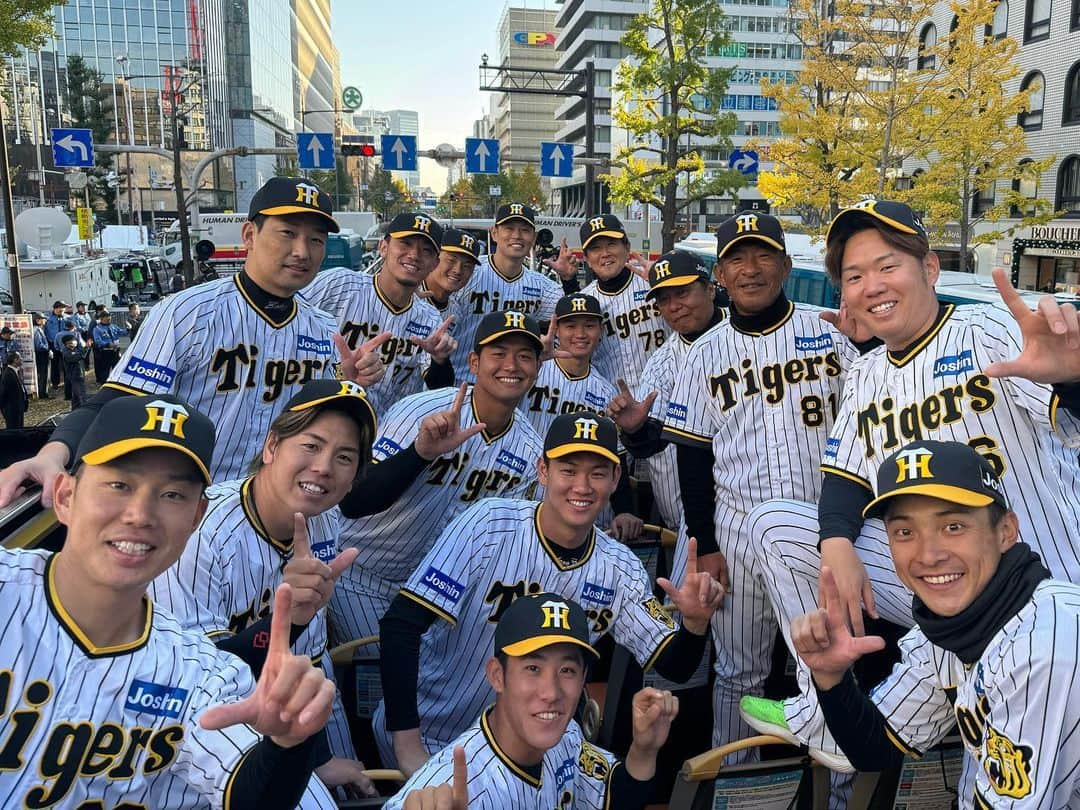 阪神タイガースさんのインスタグラム写真 - (阪神タイガースInstagram)「優勝パレード・大阪会場の様子です！ #優勝パレード #大阪 会場④ #阪神タイガース #ARE #アレ #アレのアレ」11月23日 16時01分 - hanshintigers_official