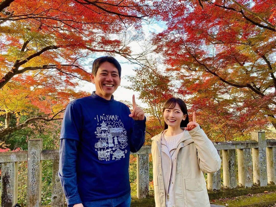 南雲穂波のインスタグラム：「けさの#ドデスカ！では犬山市の#寂光院 から紅葉をお届けしました🍁 通常#尾張のもみじ寺、境内のモミジがちょうど見頃で、とっても綺麗でした！ 葉が細かく、木は大きく、見応えがあります.  案内してくださったのは犬山市観光協会の後藤真司さん☻ 朝早くからありがとうございました！！ #犬山串グルメ秋冬の陣 も開催中です♩ 頬に柴だんごを隠したまま混雑情報をお伝えしてしまいました汗  中継が終わって日差しが届き始めるとさらに紅葉が輝きを増していたので、その姿もお届けしたかったなぁ🍁 (1,6枚目)  #メーテレアナウンサー #南雲穂波 #犬山寂光院」