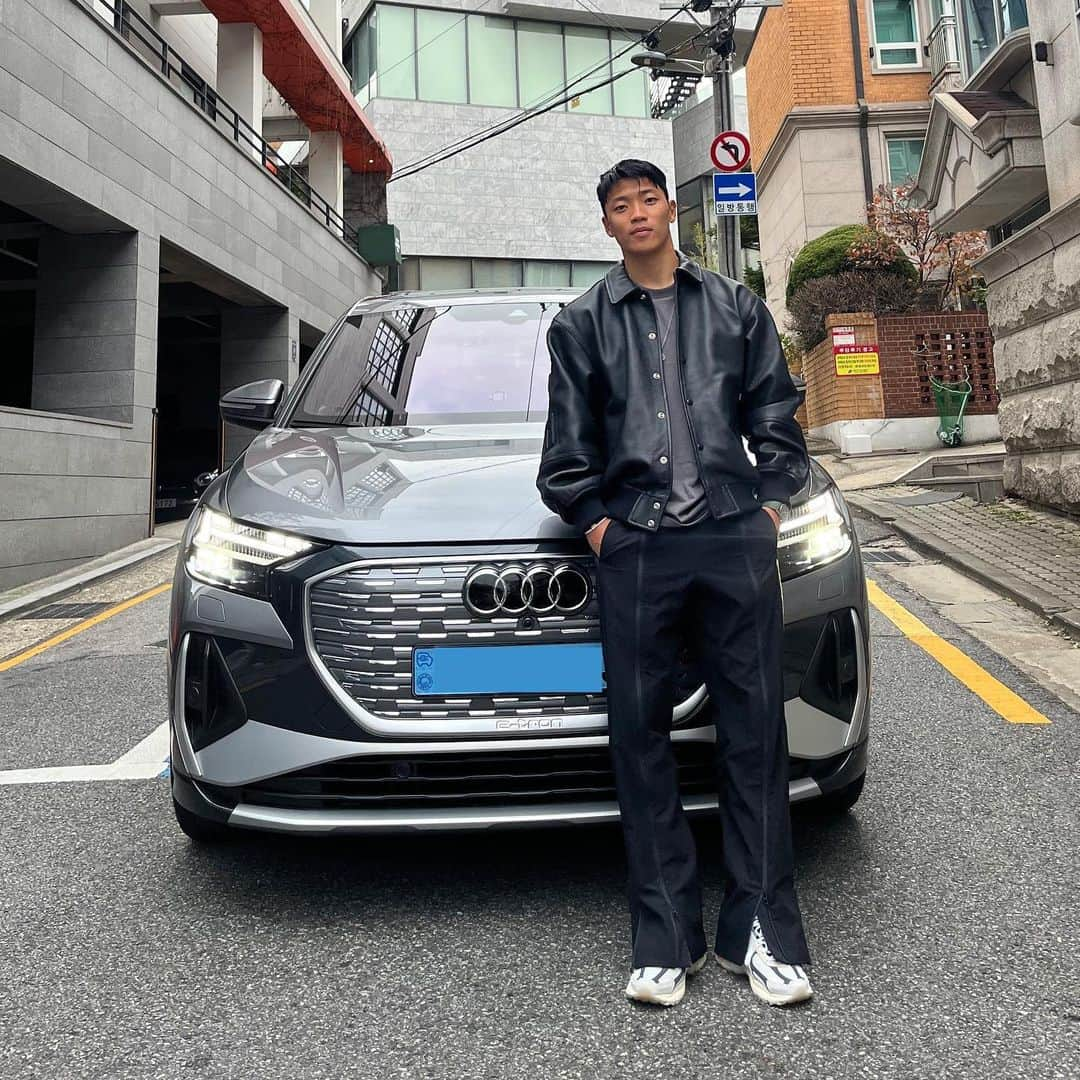 ファン・ヒチャンのインスタグラム：「팬분들의 응원과 함성 속에 좋은 경기도 하고 #Audi #Q4e-tron 과 함께 즐거운 기억도 남겼습니다! 앞으로도 많은 사랑 부탁드립니다 😁🚙  #q4etron」