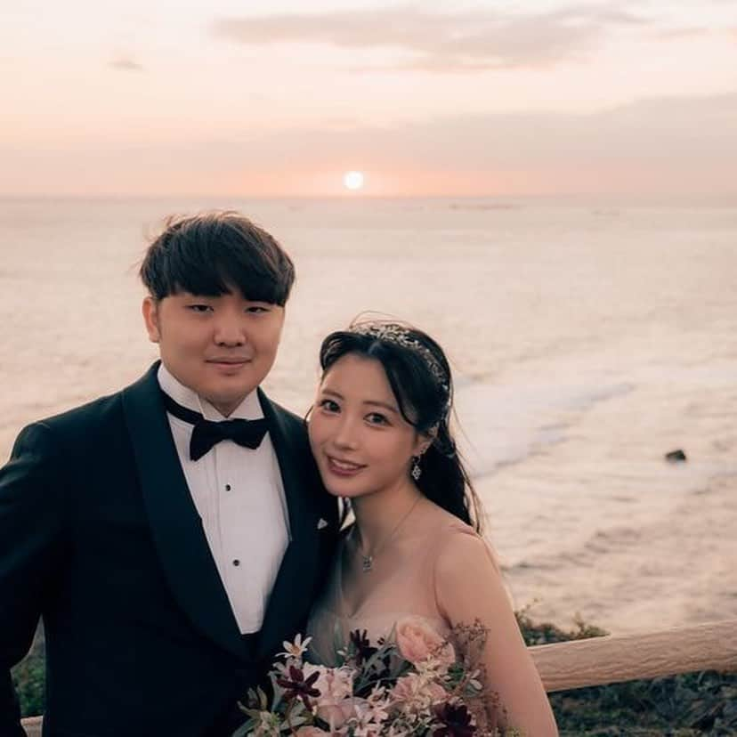 Choole 業界初、オンライン結婚式準備サービスさんのインスタグラム写真 - (Choole 業界初、オンライン結婚式準備サービスInstagram)「【#結婚報告】 #ふくれな #ガードマン こんばんは！トキハナ編集部です✨ - - - - 11/22（いい夫婦の日）に結婚を発表された 大人気YouTuberのガードマンさん×ふくれなさん💕 お2人の愛が伝わる素敵なブライダルフォトです👏 - - - - Photo by @fukurena  @gardman556  - - - - ——————————————————  ⚜️トキハナって？ LINEで式場探し使いやすさNo.1✨ 『結婚式場見学予約サイト👰🏻‍♀️』  🕊️トキハナの特徴🕊️ ・・LINEで元ウエディングプランナーに相談できる（夜22時まで） ・式場との独自契約により「即決不要の最低価格保証」を約束 ・見学手配＋見積もりチェック付き ・カンタン診断で好みの式場が見つけられる プロフィールリンクからカンタンウエディング診断やってみてくださいね💛  ————————————————— #youtuber#結婚発表#結婚しました#ウエディングフォト#ブライダルフォト#プレ花嫁#卒花嫁#トキハナ」11月23日 16時12分 - tokihana_wedding