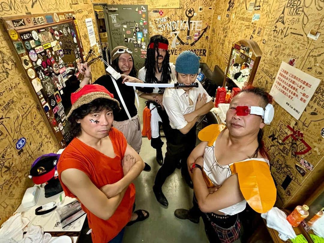 THE BAWDIESさんのインスタグラム写真 - (THE BAWDIESInstagram)「昨日のキュウソネコカミとの最高の夜をお裾分け！！ もうメチャクチャ楽しくて、最後はジャンプの表紙みたいな写真になりました！！ 一緒にもっと色々まわりたいなー！さぁ、海に出ようぜ！  #キュウソネコカミ #bawdies #thebawdies #中年ジャンプ #100均だけでコスプレ #ワンピース #onepiece #ドラゴンボール #dragonball  #サイヤ人 #セイヤ人 #船の乗り間違え #ジャックスパロウ」11月23日 16時04分 - thebawdies