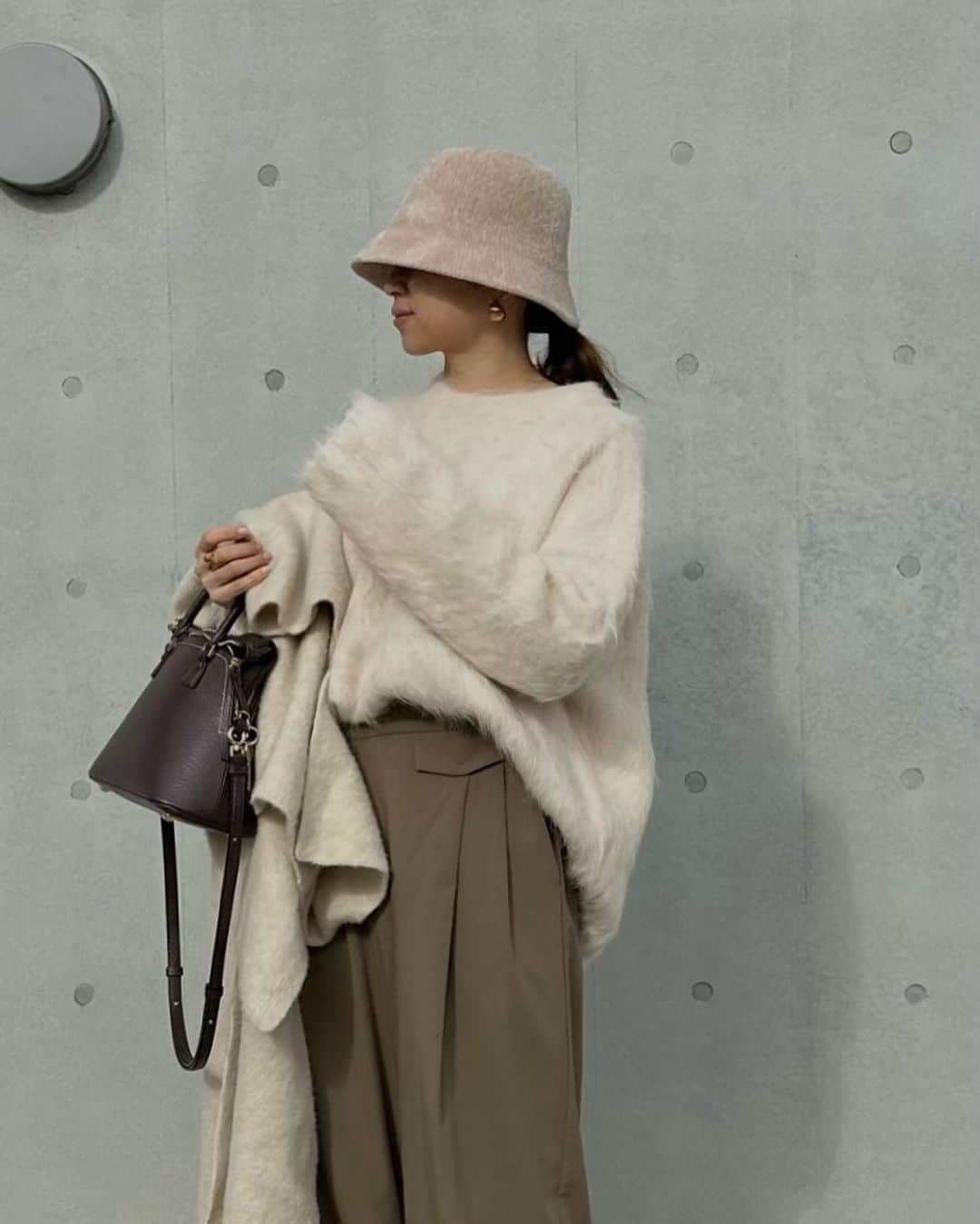 yuのインスタグラム：「@ys_stella_shop Alpaca Shaggy Knit ・ もふもふ🦙 シミ取りしてダウンタイム中のため🧢😷 娘達つれてご近所ふらり👗 ・ 👧🏻が隣でずっとニットさわさわしてる😚 ・ ・ outer: #laurenmanoogian tops: #ysstellashop #PR pants: #chignon bag: #maisonmargiela shoes: #emuaustralia ・ ・ #outfit#153cm#153cmコーデ #ニット#ニットコーデ#30代コーデ #大人カジュアル#シンプルコーデ #低身長コーデ#ママコーデ」