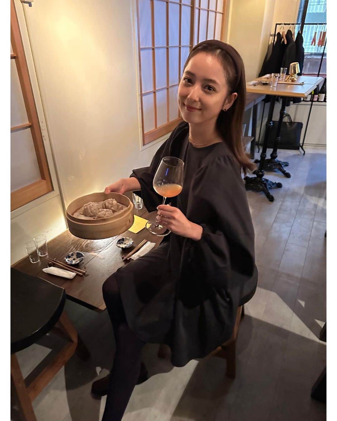 佐々木希のインスタグラム：「#最近の美味しかった 1枚目2枚目#縢 のシュウマイと海老と#ドメーヌユイ🍷 3枚目#Cizia の雲丹のパスタ 4枚目#LAND 5枚目#Cizia かつえさん&#FattoriaALFIORE 目黒さんと📷 6枚目#子供が芋掘りで持って帰ってきてくれたさつまいも」