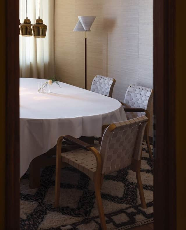 Artekさんのインスタグラム写真 - (ArtekInstagram)「Beautiful imagery shot by Anton Sucksdorff of the Savoy Restaurant (private cabinets on the 7th floor) in Helsinki.⁠ ⁠ Completed in 1937 by Aino and Alvar Aalto, the Savoy restaurant was carefully and respectfully revamped by Ilse Crawford and her studio in collaboration with Artek.」11月23日 16時10分 - artekglobal