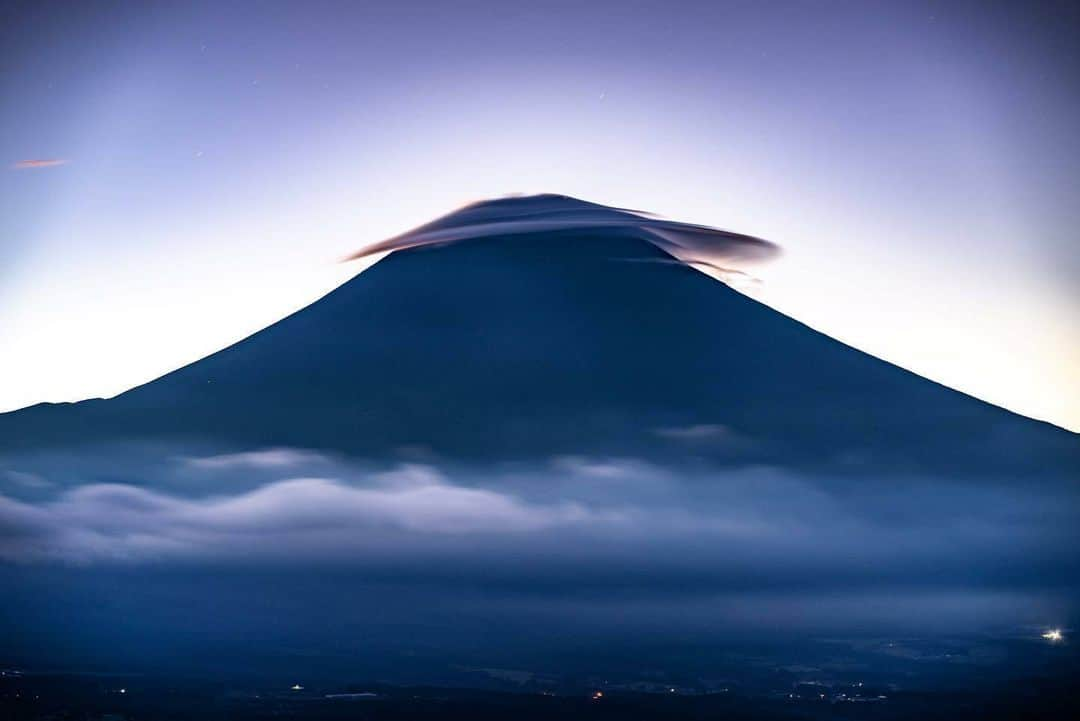 ニコンイメージングジャパン公式のインスタグラム：「‖今日の笠雲富士山 Photo by @ony8532 https://www.instagram.com/p/CxAqgeHPwC1/ * ニコンのカメラ・レンズで撮影され、「#nikoncreators」をつけて投稿していただいた皆さまの作品をご紹介します。投稿の際は使用機材名をぜひご記載ください。 （作品使用に関するガイドラインは本アカウントのプロフィールに記載しているURLからご覧ください）  #nikoncreators #ニコン #nikon #一眼 #カメラ #camera #nikon📷 #nikonlove #light_nikon #富士山 #静岡県  ※皆様、政府、自治体など公的機関の指示に従った行動をお願いします。  nikonjpでは、写真を「見る楽しみ」を提供することを通して、 微力ながら皆様にわずかな時間でも癒しをお届けしたいと思っております。 本アカウントでの投稿を引き続きお楽しみください。 . 【ご注意ください】⠀⠀ ニコンイメージングジャパン公式を名乗るなりすましアカウントが確認されています。 不審なDMを受け取った場合、記載されているURLなどはクリックせず、DMの削除などをお願いいたします。 . ニコンイメージングジャパン公式アカウントは下記からご確認いただけます。 https://www.nikon-image.com/socialmedia/」