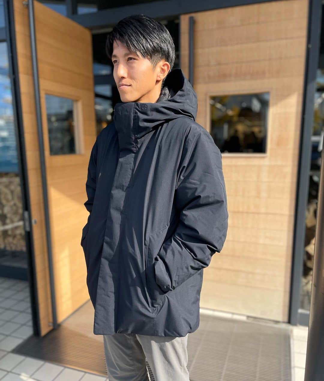 SUNDAY MOUNTAINのインスタグラム：「【是非男性に着て欲しい🎄Goldwin GORE-TEX Snow Range Down Parkaー！】  今年のXmasコーデはお決まりですか🎄  スタッフイチオシ♪ 男性に着て欲しいクールなGoldwinダウンパーカー  コットンライクな風合い。 日常づかいしやすい雰囲気もありつつ、 冬期のアウトドアフィールドでも活躍するギミックをもたせた機能性もバッチリ◎ 永く愛用したくなるダウンジャケット。  ◎表地は防水透湿性に優れたGORE-TEX PRODUCTS。  ◎フロントはダブルフラップ仕様のため、雨や雪のときに重宝する防水性を備えたアイテム。  ダウンは、環境への負荷に配慮したリサイクルダウン（リサイクル原料率80％）を使用。  ◎特徴的 Goldwinオリジナルのダウンバッフル構造「3D BOX BAFFLE」を搭載して、高い保温性を確保！  ◎フードにもダウンを封入しているため、被ると顔まわりもあたたか。  フードコードのアジャストシステムは「コヒーシブストッパー」にして、Goldwinがスキーウエアで培った技術や仕様を活用しています。 両腰にファスナー付きポケットがあり、左右の内側にもポケットを配置。裾のドローコードを絞ることでシルエットの変化を楽しめ、さまざまなコーディネートに活躍します。   是非Xmasコーデに着て欲しいです🙌🙌 ユニセックスなので女性にも勿論おすすめです✨✨  ▶︎Goldwin ゴールドウイン  ▶︎GORE-TEX Snow Range Down Parka ゴアテックス スノー レンジ ダウン ▶︎ユニセックス  #thegate #Sundaymountain #GOLDWIN  #ゴールドウィン  #ベスト #travel #outdoorfashion  #ダウン #ダウンパーカー #シンプルコーデ  #カジュアルコーデ #冬コーデ #Xmasコーデ #クリスマス #northface #witerfation #旅行 #旅行コーデ」