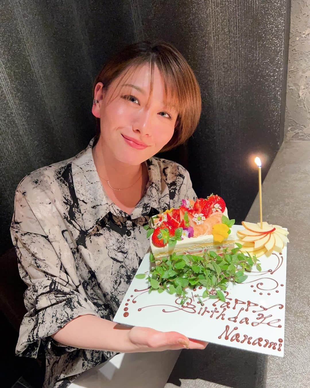 岩村菜々美のインスタグラム：「お誕生日のお祝いしてもらったー😆🩷 素敵なお店に素敵なケーキ お肉の写真はまた改めて🤤🎈」