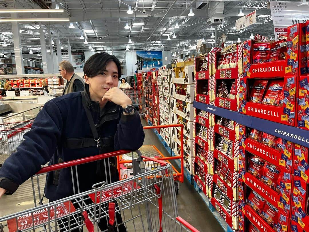 鎌田詩温さんのインスタグラム写真 - (鎌田詩温Instagram)「Shopping for thanksgiving day🍗🍺 #costco」11月23日 16時15分 - sion_ice.18