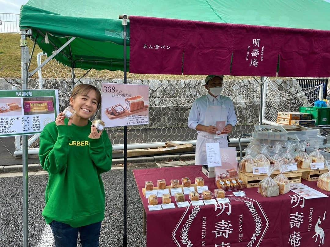 岩渕真奈さんのインスタグラム写真 - (岩渕真奈Instagram)「⚽️⚽️⚽️ ⁡ WEリーグにおじゃましてきました✌️ ⁡ 現役時代お世話になったベレーザで！ そして大好きなスタジアムの西が丘で！ 一緒にやってた仲間達や久しぶりに会うファンの皆さんに会えて楽しい時間でした☺️ ⁡ 「お疲れ様」と沢山の拍手をいただいて… 温かく迎えてくれた両サポーターのみなさん ありがとうございました💚❤️ ⁡ 試合は2-2の引き分け。 ベレーザ先制も勝ち切れず… 昨シーズン王者のレッズも強かったです✨ ベレーザも若くてこれからが楽しみなチームです💚 ⁡ 会場にはキッチンカーや沢山のブースが！ いろんな楽しみ方ができるWEリーグ ぜひ会場に足を運んでみてください🥰🥰🥰 ⁡ くじ引きやったらここなちゃん登場💫 はじめましてっ🙇‍♀️笑 ⁡ 明壽庵さんからパン 明治さんからグミとチョコレート たくさんいただいて幸せー✌️🍞🍫 ありがとうございました！ ⁡ #weリーグ #ベレーザ #レッズ #明壽庵 #meiji #明治 #PR」11月23日 16時17分 - iwabuchi.m_jp